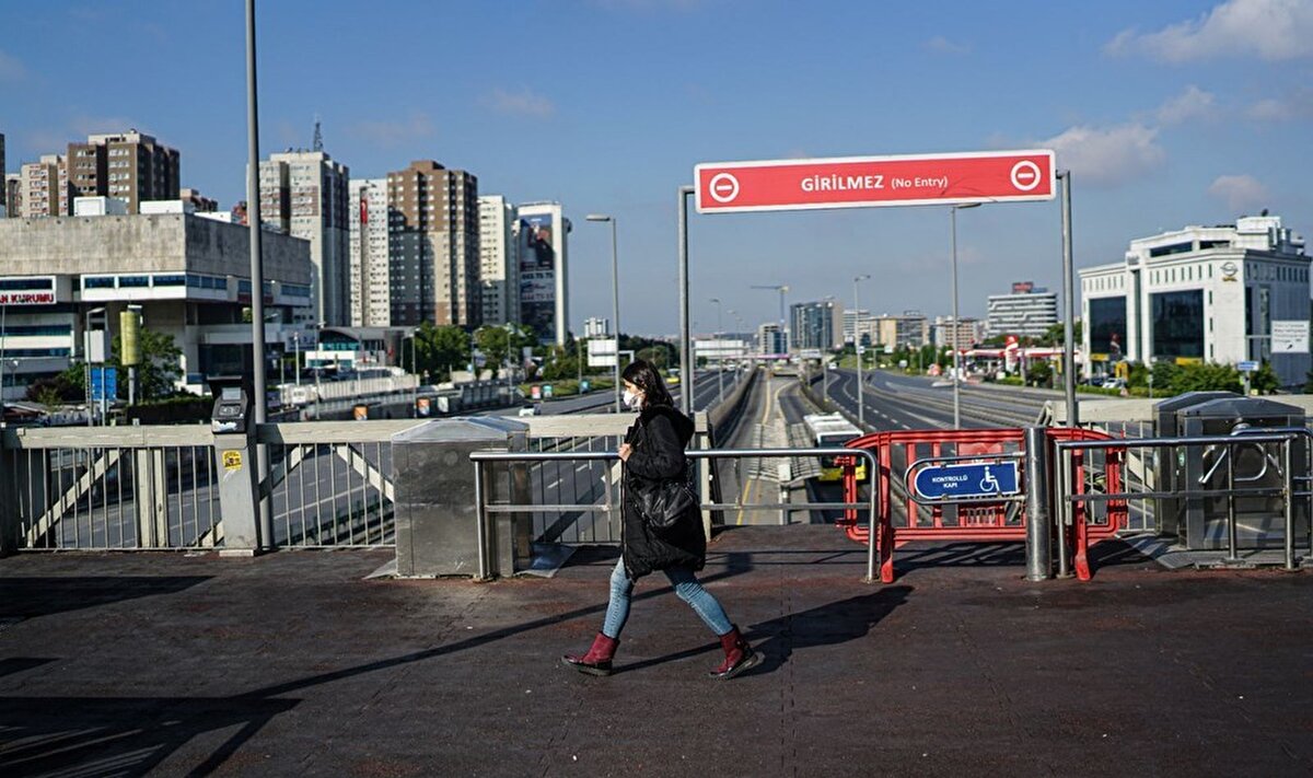 Dört günlük kısıtlamasının ikinci gününde sokaklarda da sessizlik hakim.