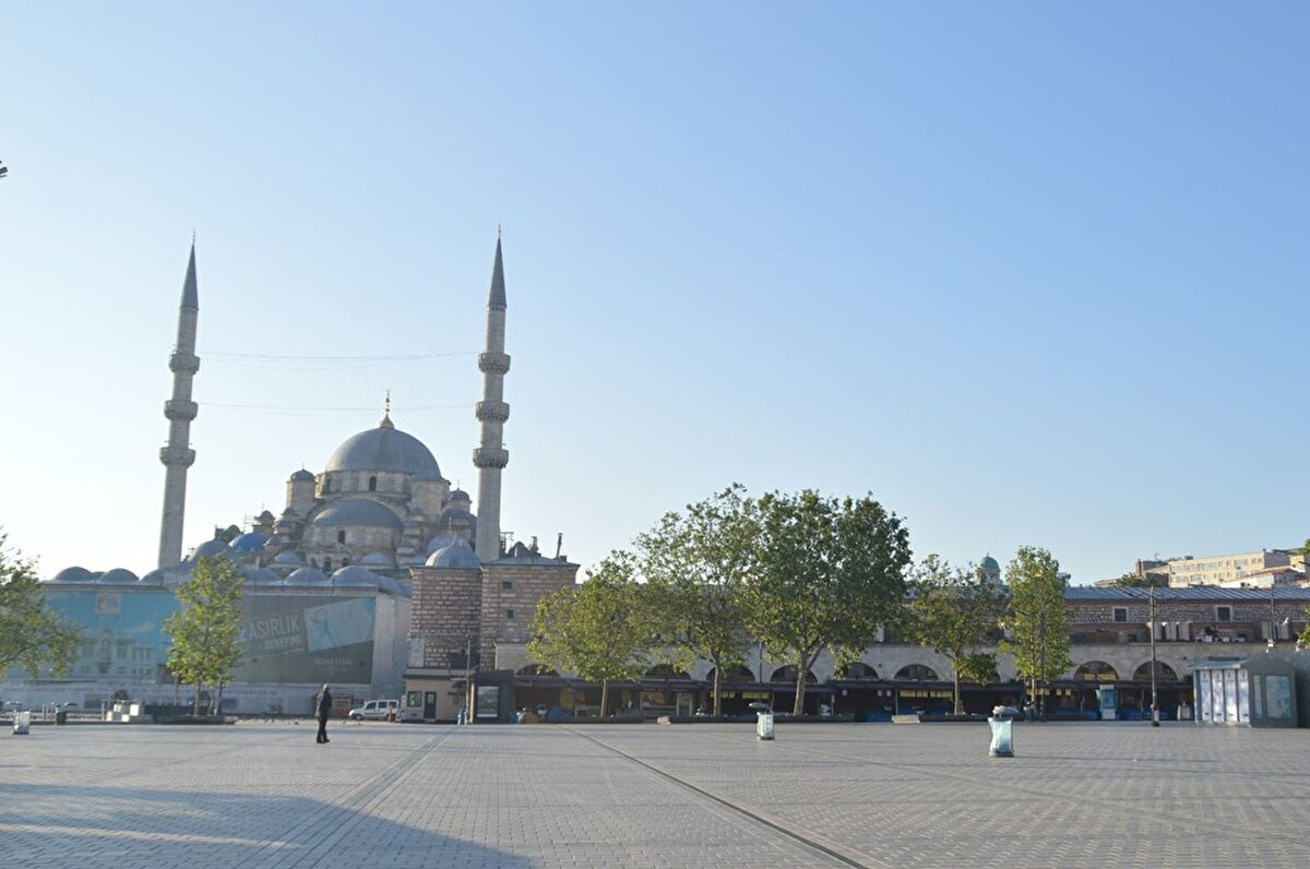 Cumhurbaşkanı Recep Tayyip Erdoğan geçen hafta yeni tip corona virüs salgını ile mücadele önlemleri kapsamında 81 ilde Ramazan Bayramı dahil olmak üzere 4 günlük sokağa çıkma kısıtlaması uygulanacağını duyurmuştu.