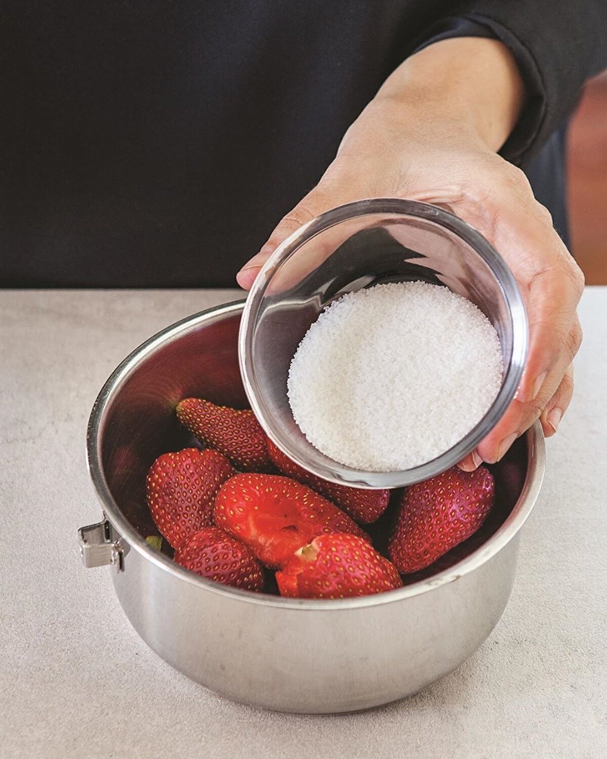 🍓 Servis kaselerine bisküvileri paylaştırın. Muhallebiyi üzerilerine paylaştırın.⠀