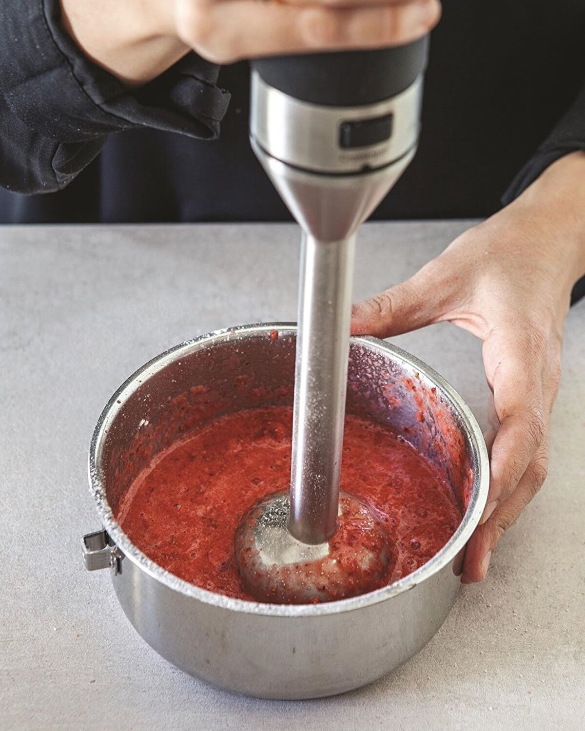 🍓 Çilekleri ayıklayın. Toz şekeri ve nişastayı serpin. Blendırda püre haline gelene kadar çekin.⠀