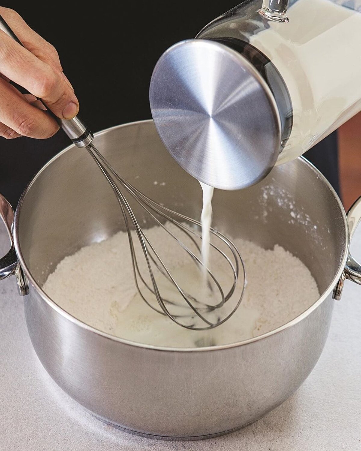 🍓 Muhallebi için unu bir tencereye alın. Nişastayı, toz şekeri ekleyin.⠀