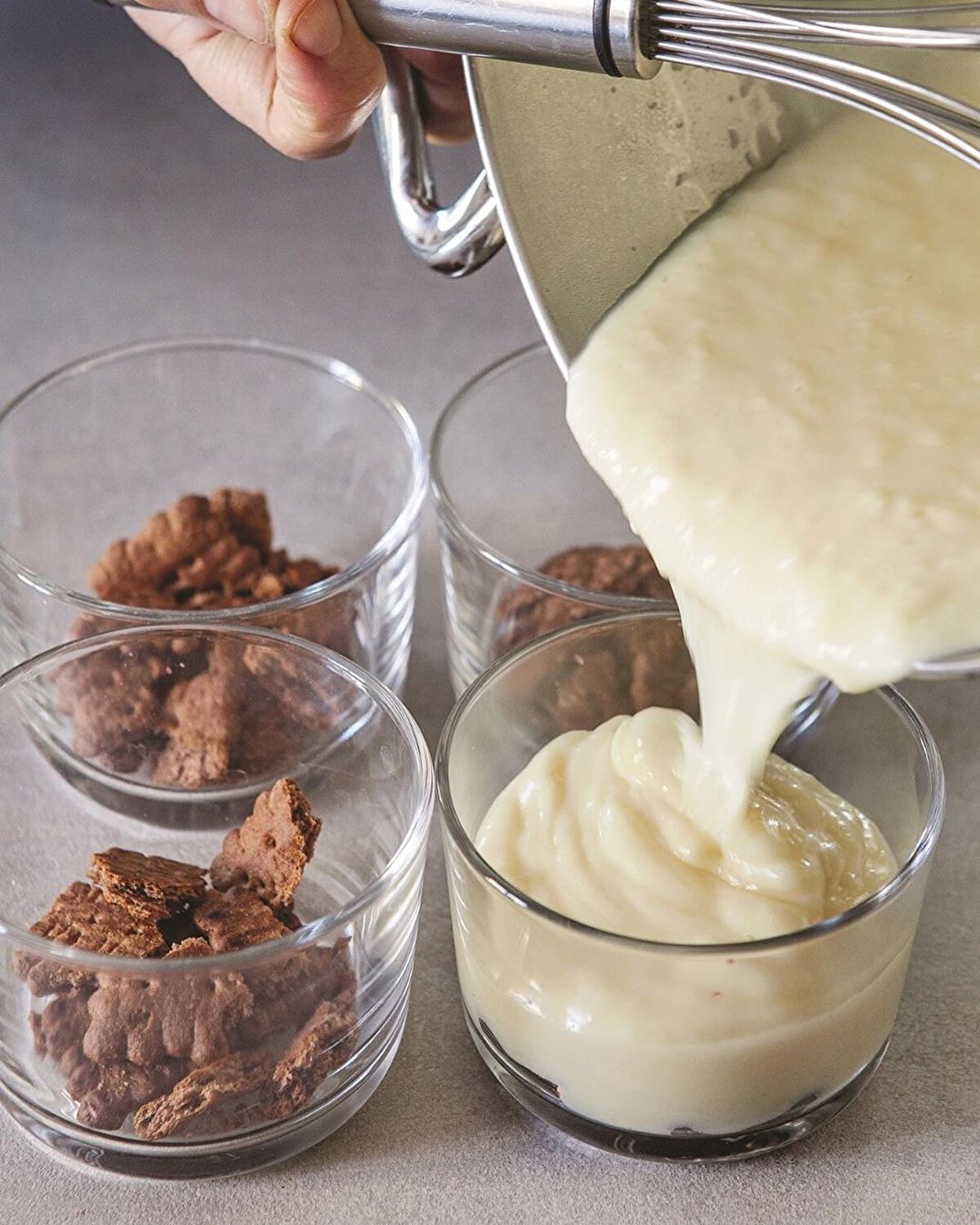 🍓 Yumurtayı da ekleyin ve karıştırın. Muhallebi kıvamına gelip koyulaşana kadar ocakta pişirin.