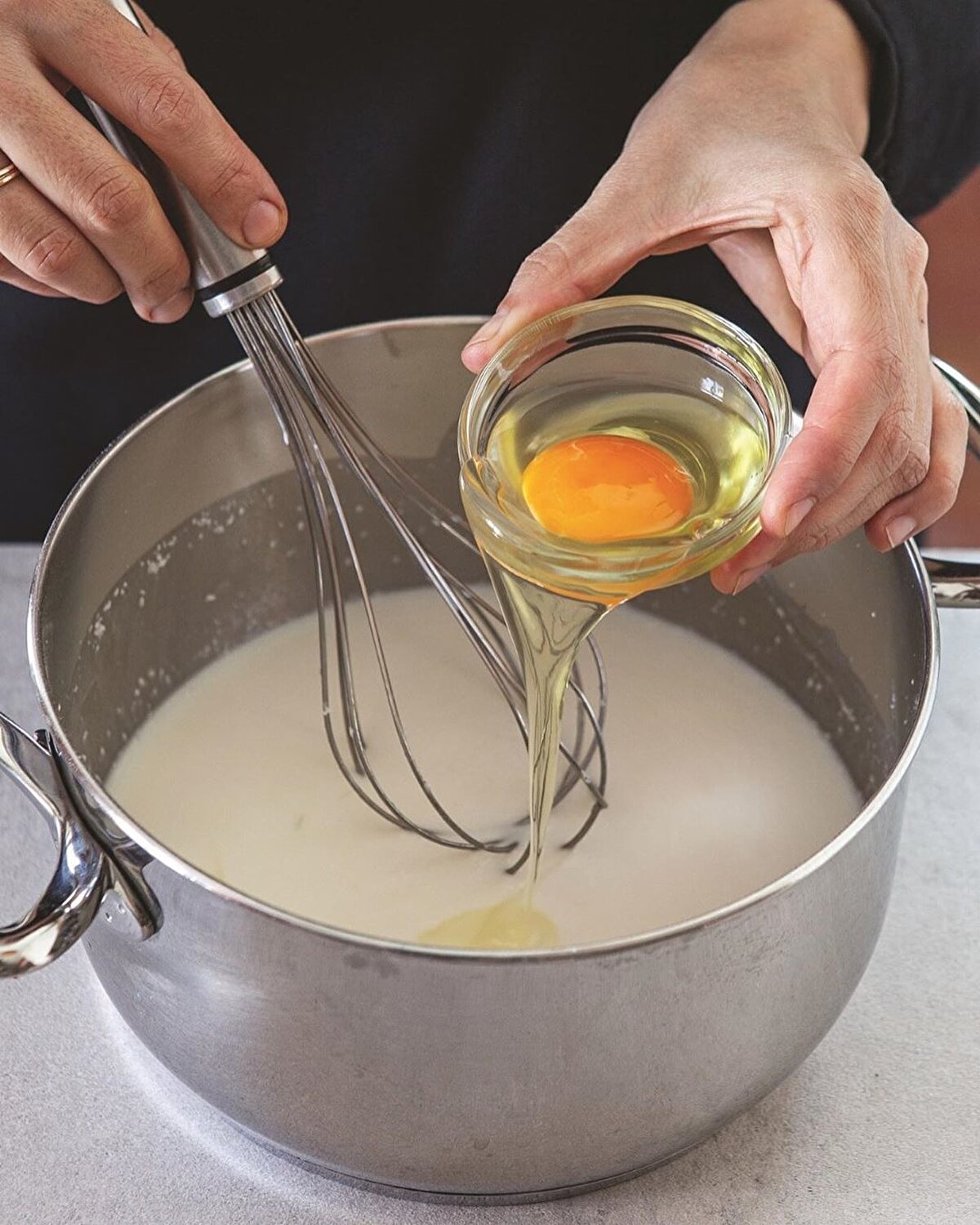 🍓 Hindistan cevizini ekleyin. Vanilyayı ekleyin ve karıştırın. Sütü ilave edip balon telle karıştırın.⠀