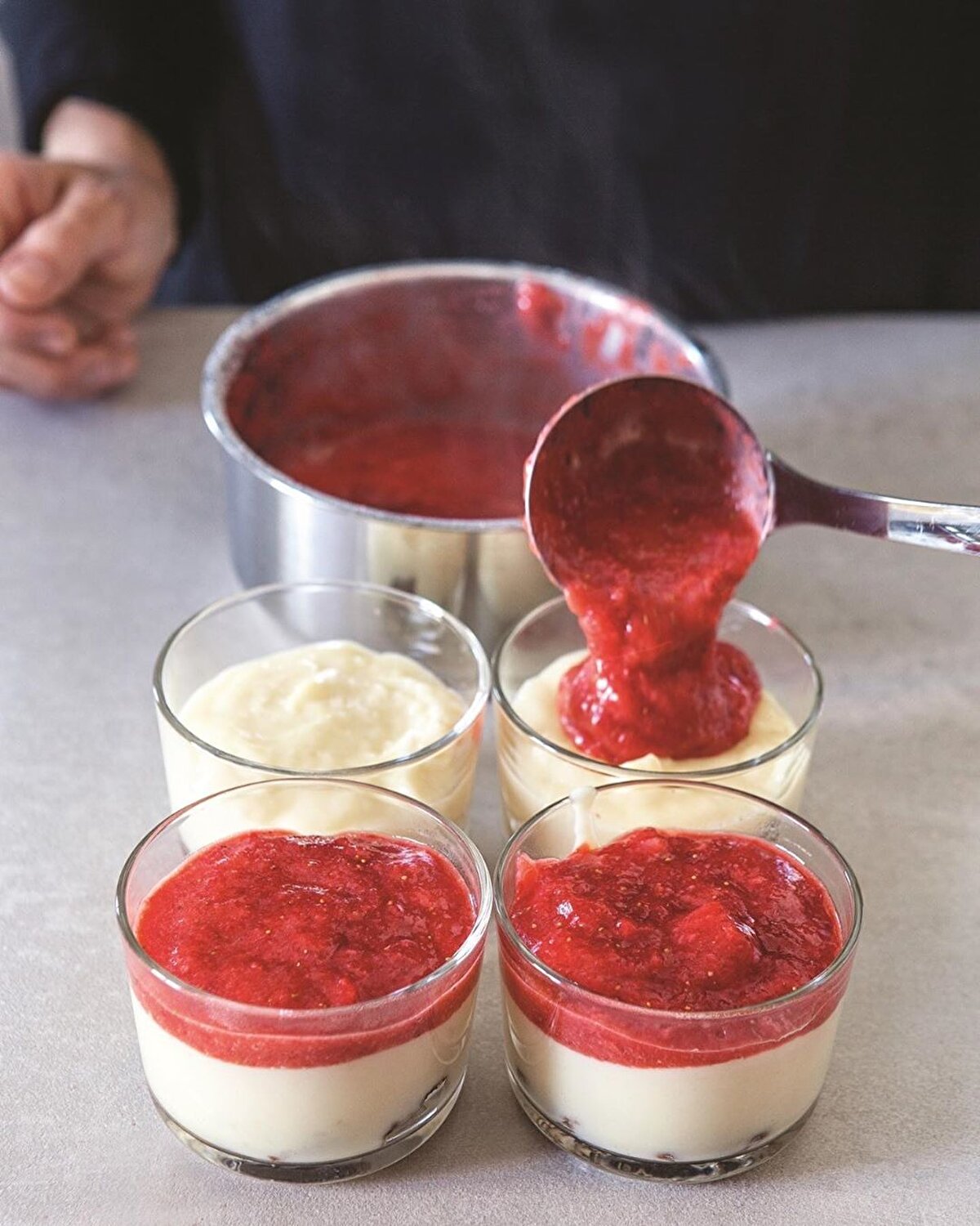 🍓 Koyulaşana kadar pişirin ve muhallebilerin üzerine paylaştırın.