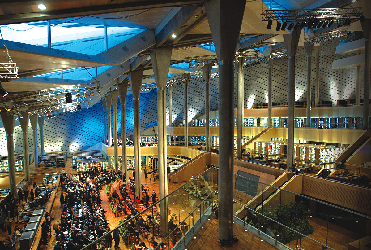 Günümüzde&nbsp;İskenderiye Kütüphanesi’nde sergi salonları, rasathane ve müzeler bulunmaktadır.