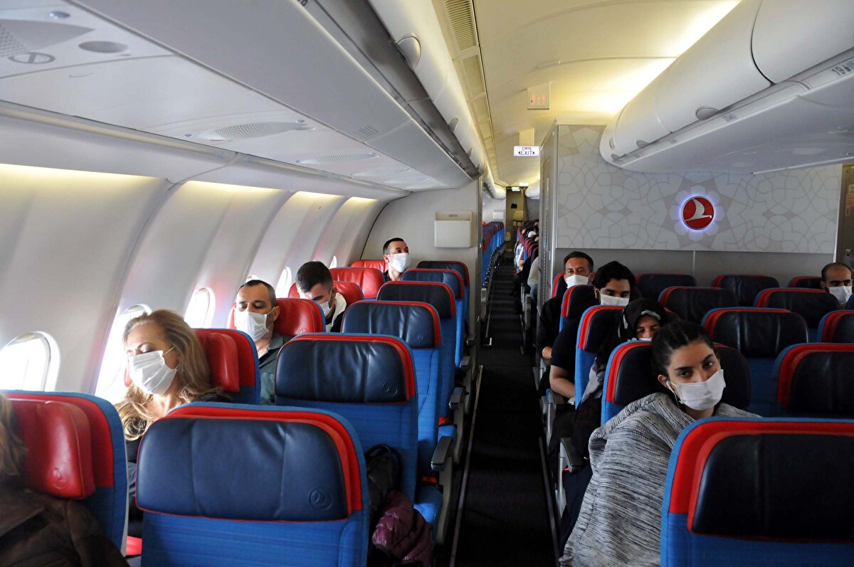 Uzmanlar, uçakların tuvaletlerini ve yolcuların dokunduğu yerleri sürekli dezenfekte etti. Uzmanlar uçuş sırasında tüm önlemleri alarak seyahat sağlığı için gerekliliklerin yerine getirildiğinden emin olacaklar.