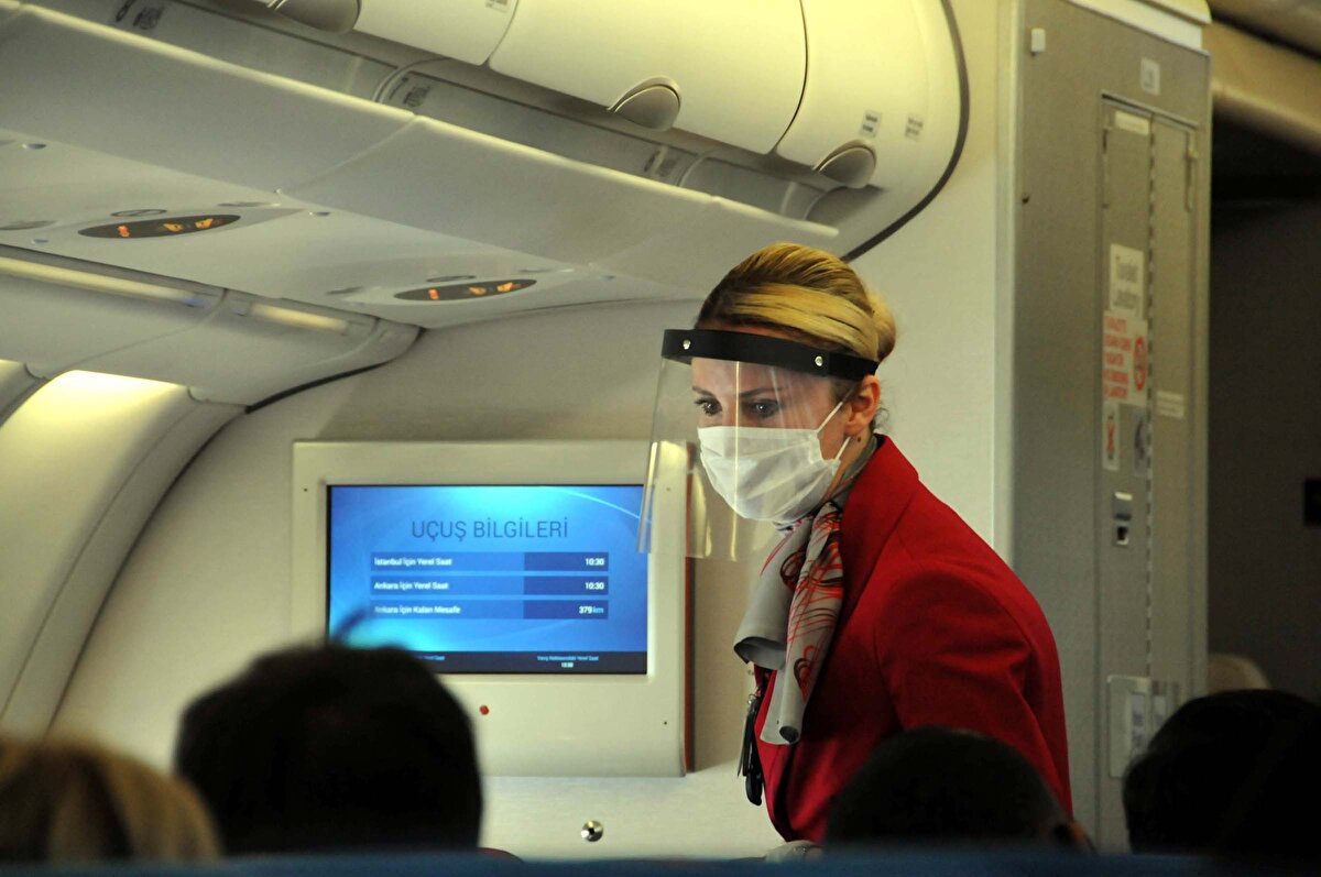 Ankara'ya gerçekleştirilen ilk uçuşta 156 yolcu yer aldı. Uçakta yolculara yemek ikramı yapılmazken, sadece su ikramında bulunuldu. THY ayrıca yolculara uçağa biniş esnasında içerisinde maske ve antiseptik mendil bulunun hijyen kiti dağıttı. Koronavirüs nedeniyle bir çok yeniliğe giden Türk Hava Yolları'nın hijyen uzmanları da ilk uçuşta yer aldı.