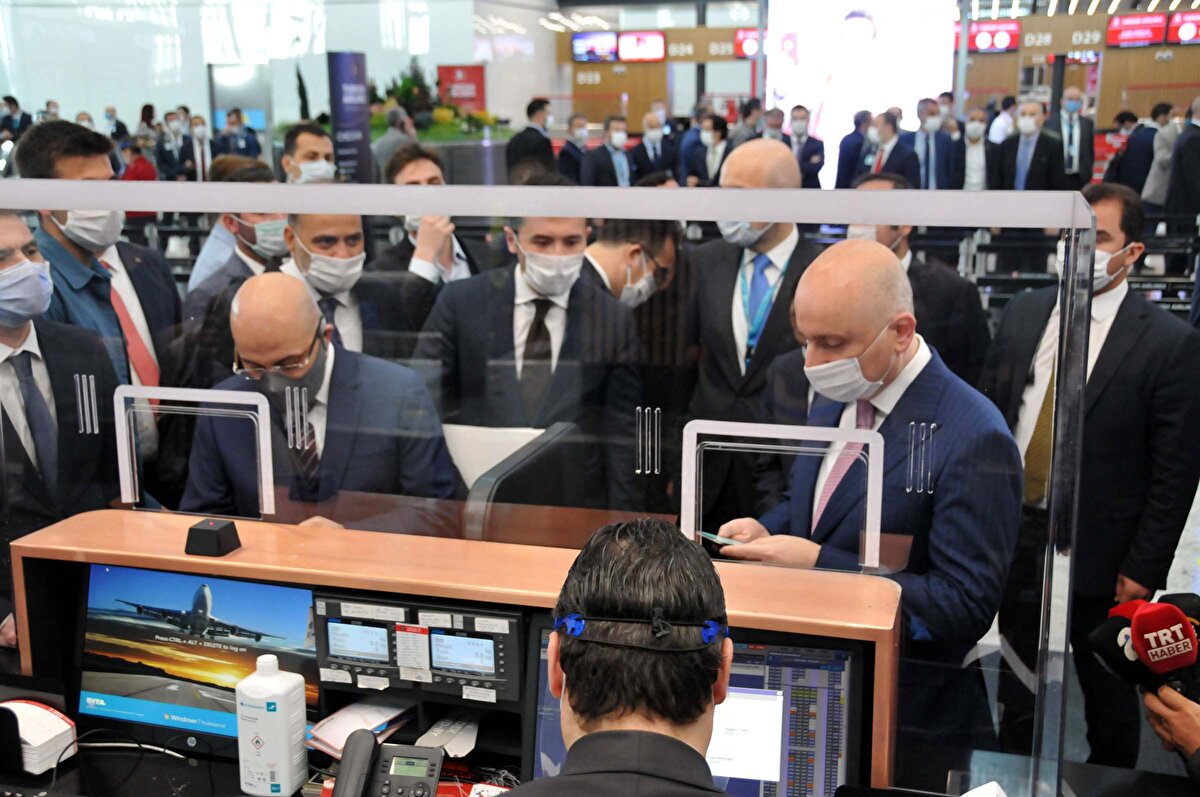 Koronavirüs önlemleri kapsamında gerçekleştirilen ilk uçuş da alınan tedbirler göze çarptı. Uçuşta kabin ekipleri maske ve siperlik maske kullanırken, uçakta yolcu ekranlarında koronavirüs önlemleri ve sosyal mesafe konusunda videolar yayınlandı.