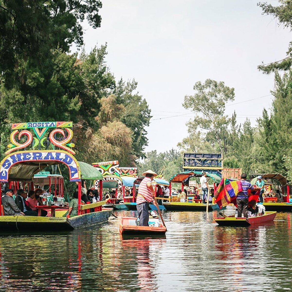 ⛵ Xochimilco’ ya giderken ya da dönerken La Casa Azul’a uğrayabilir, Meksika’nın Venedik’i olarak anılan bu kanallarda gondol gezisi yapabilirsin. Yemeğini yer, kanallarda gezerken halkın eğlence anlayışını da görmüş olursun.⠀