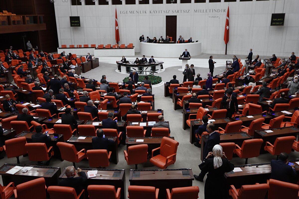 Genel Kurul girişinde milletvekillerine eldiven ve maske dağıtıldı.