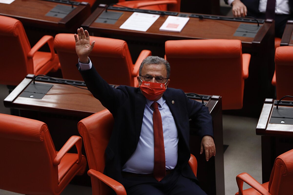 TBMM Genel Kurulu, Meclis Başkanvekili Süreyya Sadi Bilgiç başkanlığında toplandı. Genel Kurul'a katılan milletvekillerine girişte eldiven ve maske dağıtıldı.