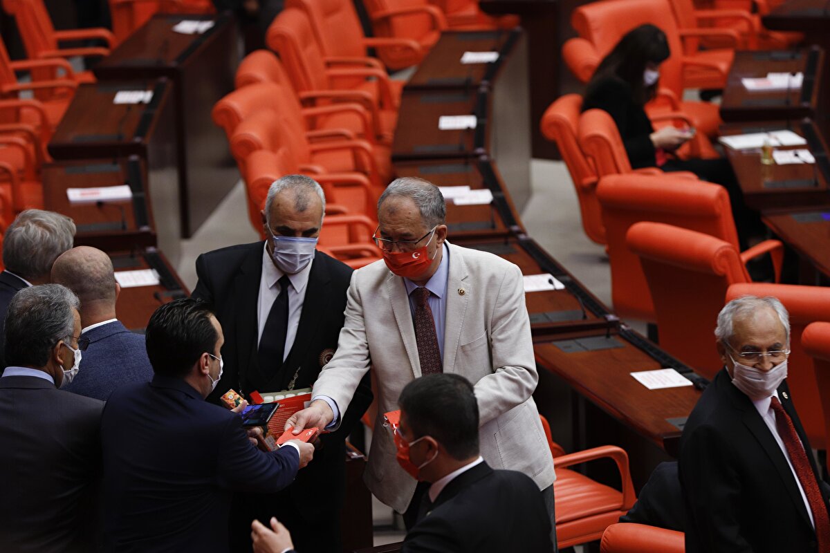 Farklı renklerde maskeler takan milletvekillerinin Genel Kurul'da sosyal mesafe kuralına uydukları görüldü.