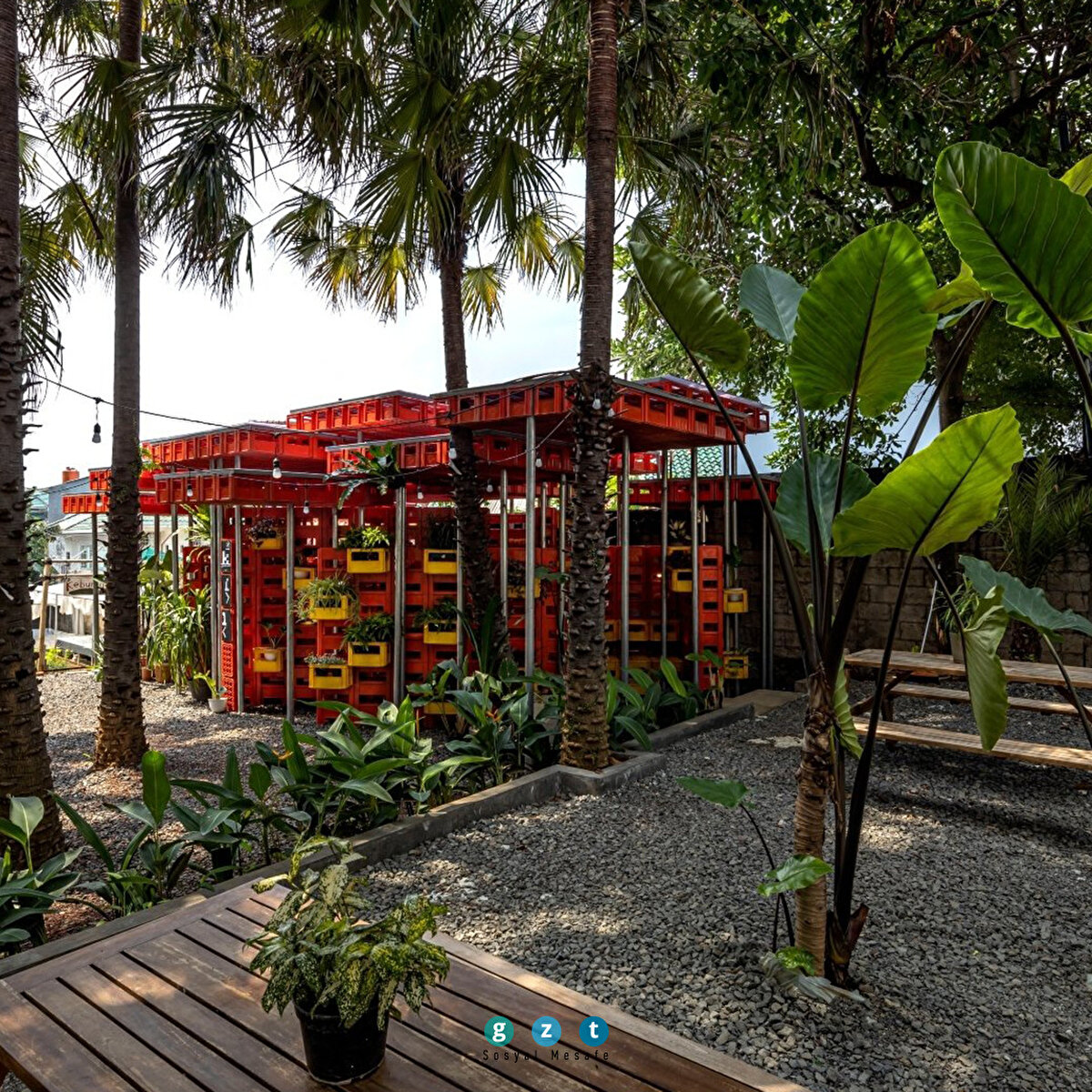 Mekanın dışında insanların oturması için bir bahçe de var.