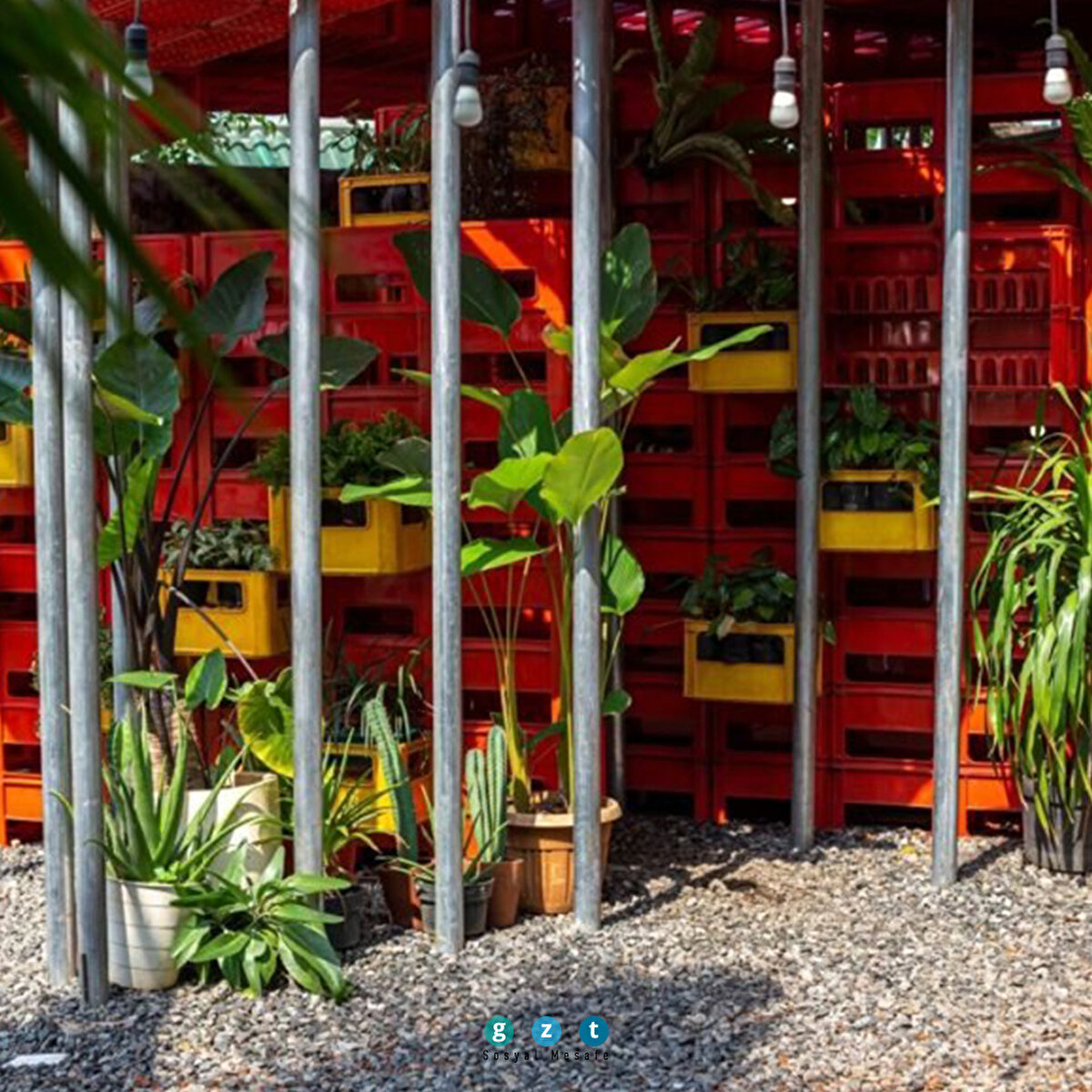 Yapı plastik kasaların yanı sıra metal direklerle desteklendi.