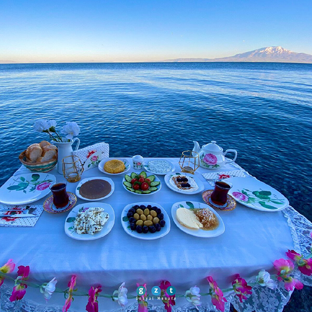 Van Ticaret ve Sanayi Odası öncülüğünde yaylalarda yetişen endemik bitkilerin karışımıyla yapılan "otlu peynir", yüksek rakımlı yaylalardan elde edilen "karakovan balı", un, tereyağı ve yumurtanın karışımıyla oluşan "murtuğa" ve bölgeye özgü tereyağında kavrulan ve öğütülmüş buğdayla hazırlanan "kavut" gibi 20 çeşit ürünün yer aldığı Van kahvaltısı, Dünya Kahvaltı Günü'de tüm dünyaya tanıtıldı.