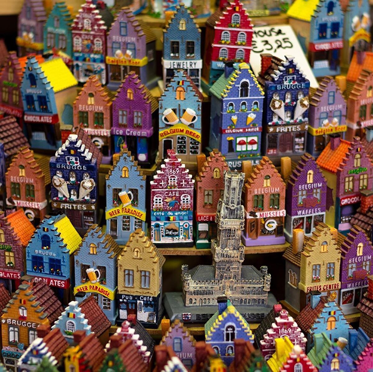 🌿 Mevsim baharsa, yine o masal evlerin önündeki rengarenk çiçeklerin kokusu, insanın içindeki farklı diyarları görüp yaşama tutkusunu katlayarak büyütür. Evet, yazları sıcak ve inanılmaz kalabalık olabilir. Ancak o vakit de dallarını kanala doğru eğmiş bir ağacın gölgesindeki bankta endamla gezinen kuğuları seyredebilir, bot turuyla tüm o muhteşem evleri daha yakından görebilir, balkonlarında ve verandalarında anın keyfini sürenlere el sallayabilirsin.