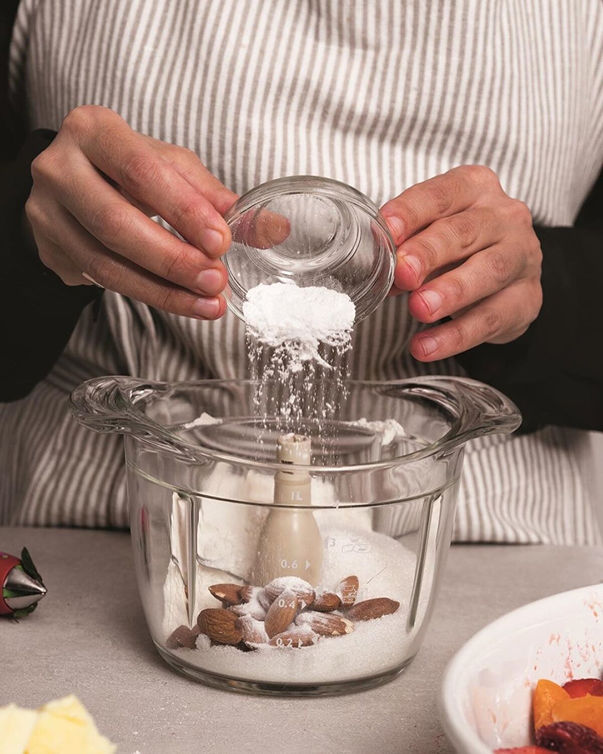 Yapılışı:⠀Üst kırıntı malzemelerini teker teker mutfak robotuna alın.