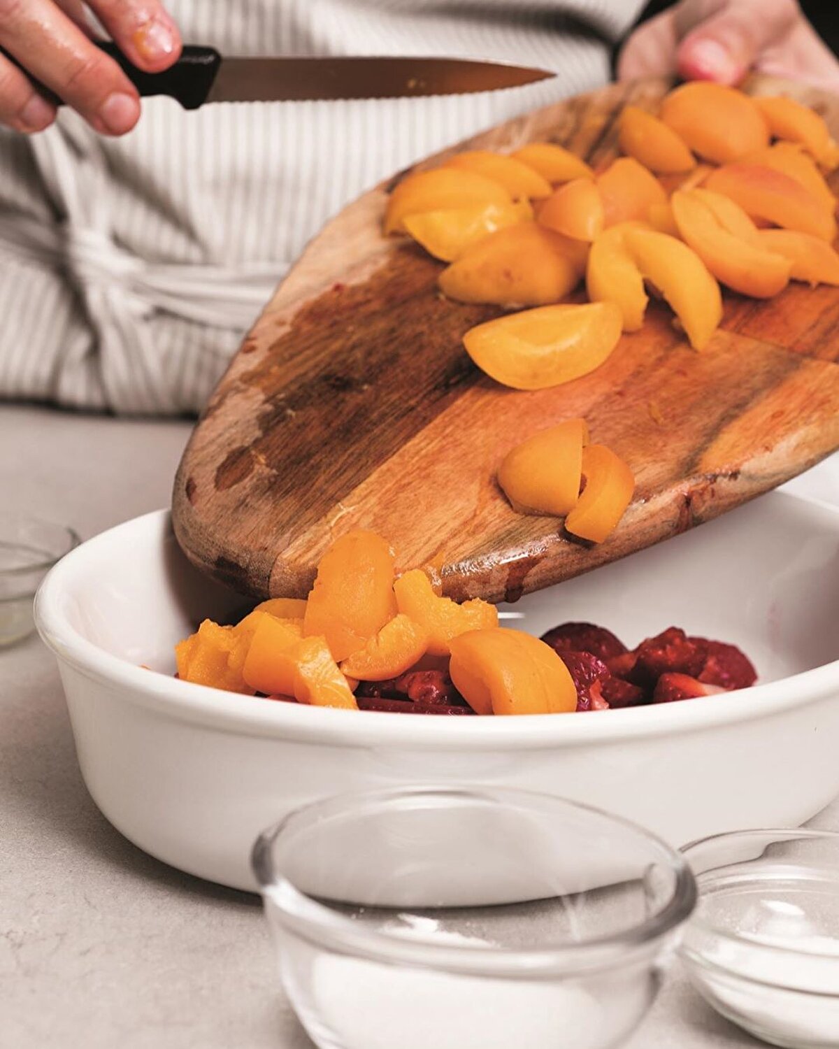 Malzemeler: Üst Kırıntı İçin - 3/4 Su Bardağı Beyaz Un - 1/2 Su Bardağı Toz Şeker - 1/3 Su Bardağı Çiğ Badem - 100 Gram Küp Küp Doğranmış Soğuk Tereyağı - 1 Çimdik Tuz