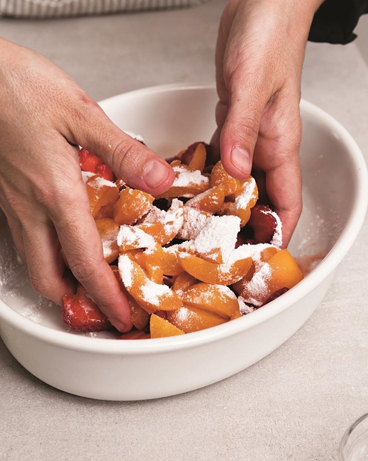 Taban Malzemeleri: 250 Gram Çilek - 250 Gram Kayısı -  2 Çorba Kaşığı Limon Suyu - 1 Tatlı Kaşığı Mısır Nişastası -  2 Çorba Kaşığı Toz Şeker⠀⠀