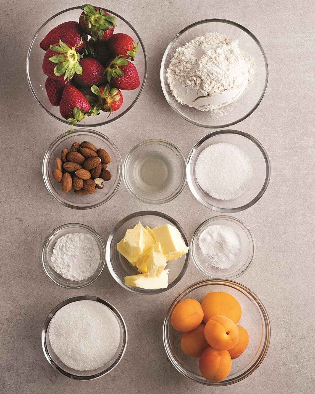 Yıl boyunca bütün mevsim meyveleriyle yapılabilen ama sanki yaz meyvelerinin daha bir yakıştığı; yapması kolay, lezzeti nefis ‘Çilekli- Kayısılı Crumble’ 💘💘