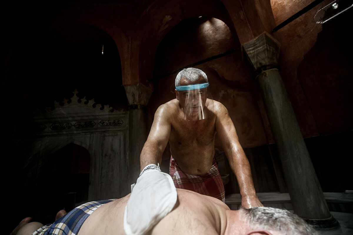 Hamamların pandemi öncesindeki gibi bir talep görmediğine işaret eden Yılmaz, "Şu sıralar insanlar temkinli, müşteri oranı oldukça düşük. Bulaş riski nedeniyle 20-30 kişilik hamama saatte sadece 4 müşteri alıyor olmamız bizi zorluyor, bu şartlarda hamamcıların toparlanması biraz zaman alacak. Bir de insanlar hamamı zaruri bir ihtiyaç olarak görmüyor, biraz keyif yeri olarak bakıyor. Doğal olarak herkesin önceliği temel ihtiyaçlar. Ancak temmuz ve ağustos aylarından ümitliyiz, bizim için güzel geçeceğini düşünüyoruz." diye konuştu.
