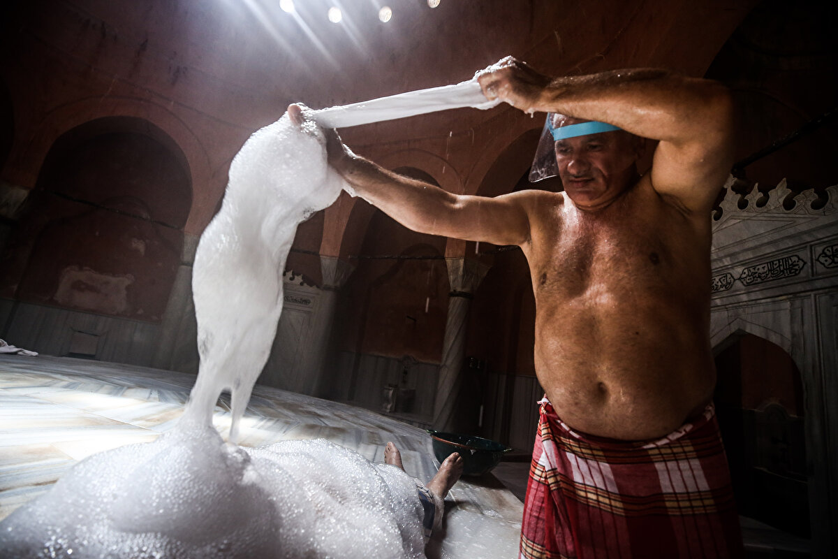 İstanbul Hamamcılar Odası Genel Sekreteri Hüseyin Yılmaz, AVM, kuaför, berber, restoran ve kafelerden sonra yeni normalin şartlarına uygun bir şekilde açılan hamamlardaki hazırlıkları ve alınan önlemleri anlattı. Yılmaz, tarihi ve normal hamamların pandemi nedeniyle 17 Mart'tan itibaren kapandığını hatırlatarak, 2,5 ayın sonunda Haziran'ın ilk haftasıyla açılmış olmaktan mutluluk duyduklarını söyledi.

