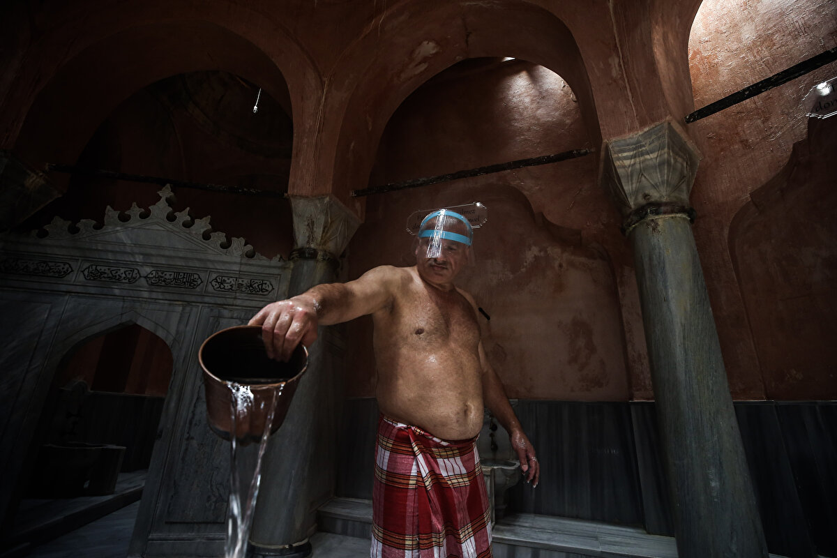 Pandemi nedeniyle hizmetlerinde bazı değişikliklere gittiklerini aktaran Yılmaz, "Eskiden biz yapıyorduk ama mesafeyi korumak için müşteriler, yüzlerine keseyi kendileri yapmak zorunda. Yani, saç ve yüzlerini kendileri yıkayacak. Eskiden havlu sarmalarını biz yapardık şimdi müşteri çıkacağı zaman kendilerine veriyoruz ve kendileri sarıyor. Tek kullanımlık kese ve terlik veriyoruz. Havlular ise sanayi tipi çamaşır makinelerinde yıkanıyor ve kurutuluyor. Herkese ayrı ayrı soyunma kabini veriyoruz. Bütün hamamlarımız valiliğin verdiği talimatlara birebir uyuyor." diye konuştu.


