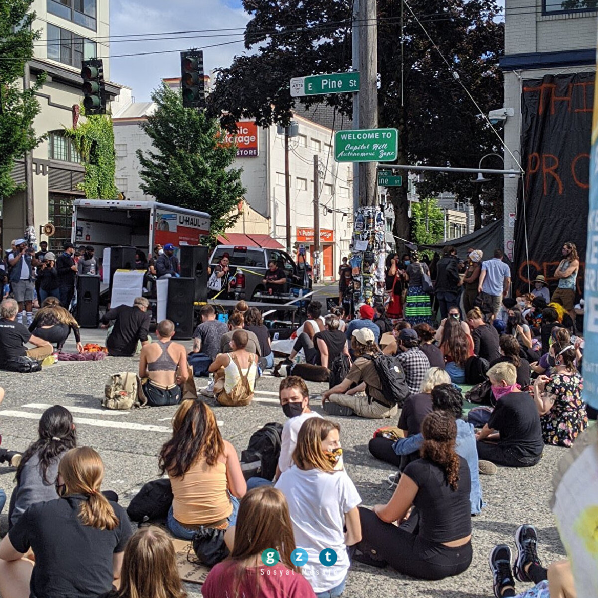 Seattle'daki gösterileri aşırı solcu grupların kontrol ettiği yönündeki söylentileri ise Belediye sözcüsü Lori Patrick, "Herhangi bir silahlı Antifa militanı ile etkileşim olmadı, yine de durumu yakından izliyoruz." diyerek reddetti.