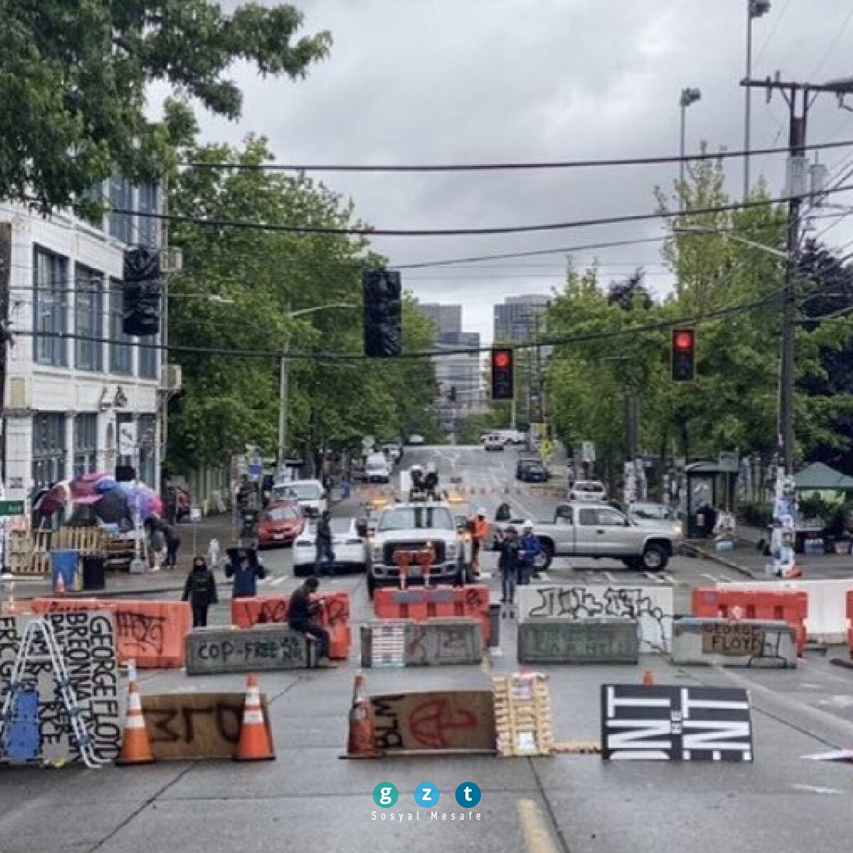 Trump, "Radikal solcu Demokratlar tarafından yönetilen Seattle, iç teröristlerin egemenliğine geçti. Kanun ve nizam!" ifadesini kullanmıştı.