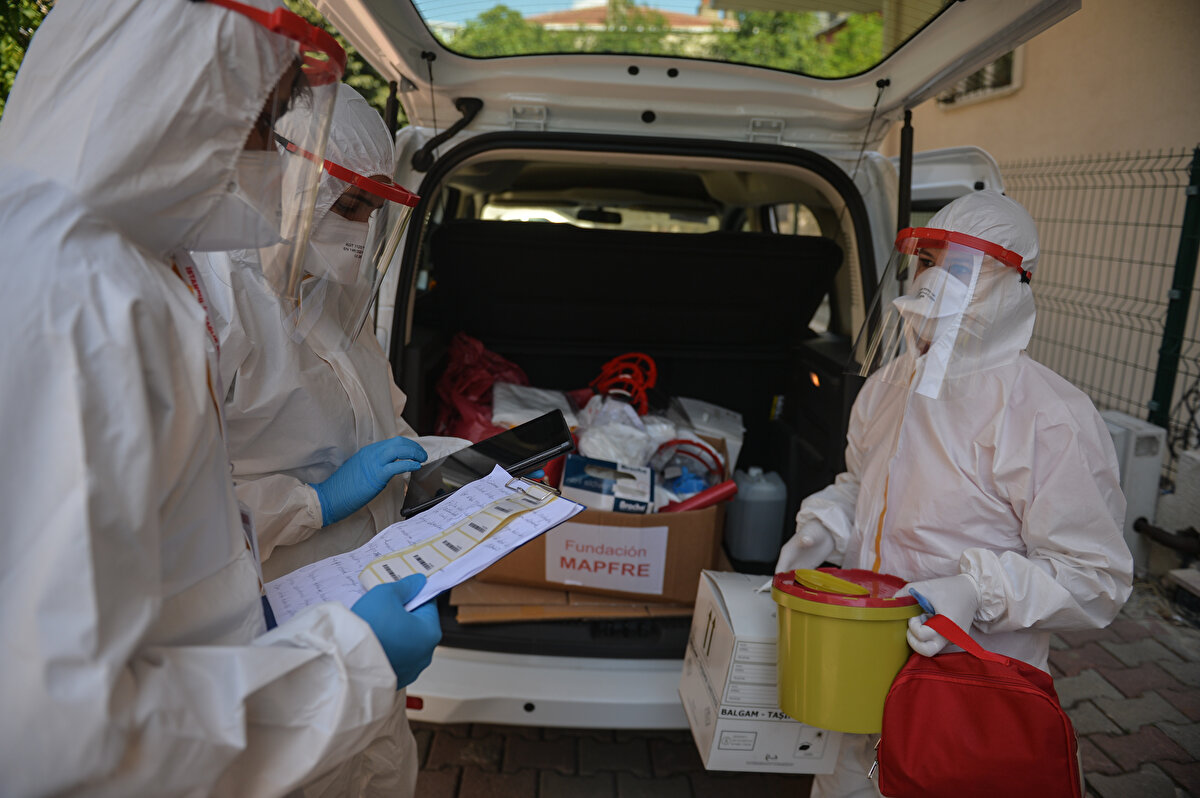 Saha ekiplerinin oluşturulması ise o ilin kapasitesi ve çalışmada ulaşılacak kişi sayısına göre planlandı. Buna göre her ile düşen hane sayısı göz önünde bulundurularak; en az 1 doktor ve 1 hemşireden oluşan bulunan filyasyon ekipleri seçildi. Ayrıca kişiye ulaşılamayabileceği ihtimaline karşı da mesai saatleri sonrasında da bazı ekipler örnek toplamaya devam edebilecek. Ulaşılan her haneden çalışma için rastgele bir kişi seçilecek. Kişi o sırada evde değilse bir kez daha haneye gidilerek o kişi çalışmaya alınmaya çalışılacak. Seçilen kişiye; bilgilendirilmiş onam formu okunacak ve anket soruları yöneltilecek. Eğer seçilen kişi 18 yaşından küçük ise velisine aynı işlemler yapılarak sorulara verilen cevaplar kaydedilecek. Seçilen kişi, daha önce COVID-19 hastalık tanısı almış olsa bile çalışmaya katılacak. 
