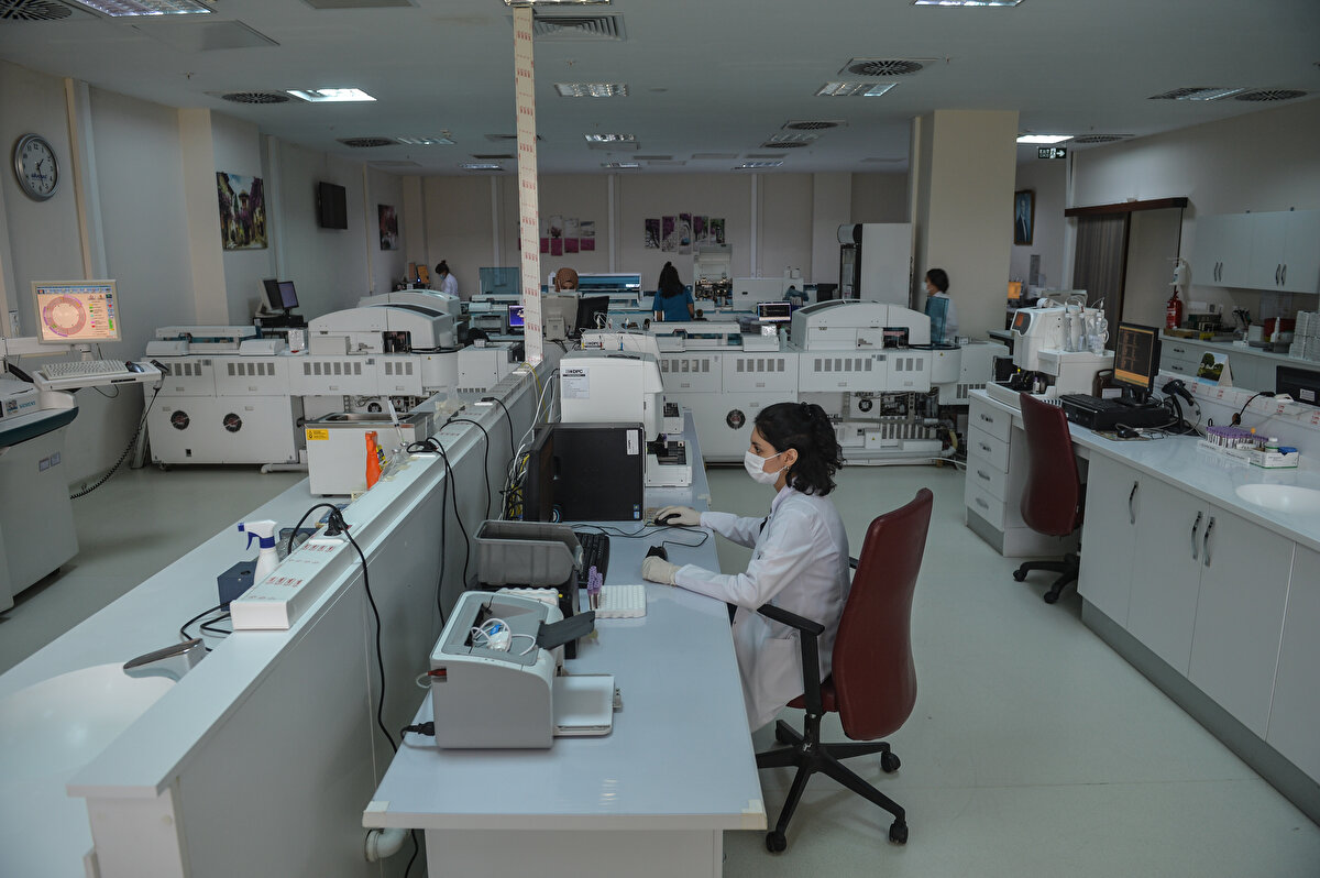 Kanuni Sultan Süleyman Eğitim Araştırma Hastanesi'nde ayrıca bir de Kovid Tanı Merkezi olduğunu vurgulayan Dr. Kazezoğlu,  "Pandemi boyunca PCR sürüntü örnekleri zaten bu tanı merkezinde çalışılıyordu. Seroprevalans çalışmasında da hem PCR sürüntüsü hem antikor örneği alınacağı için sürüntüleri de bu merkezimizde çalışacağız. İstanbul'da 24 tane yetkilendirilmiş PCR laboratuvarı var ve günlük toplam 25 bin test çalışma kapasitesine sahibiz. Şu anda ortalama 15-16 bin bandında seyreden günlük PCR test sayımız var. Vatandaşlarımızın şunu bilmesi lazım. Evet şu anda kontrollü bir normalleşme sürecindeyiz. Hasta sayımız azalıyor ancak test sayılarımız azalmıyor. Kanuni Sultan Süleyman Eğitim ve Araştırma Hastanesi'nde TÜSEB'in de desteği ile kurulmuş olan tanı merkezinde şu an günde ortalama 3 bin 500-4 bin örnek çalışıyoruz. Ama salgının en yoğun olduğu dönemlerde bir günde 6 bin 400 test yaptığımız da oldu. Salgın başladığından bu yana İstanbul'da yapılan toplam PCR test sayısı birkaç gün sonra 1 milyona ulaşmış olacak. Bunlara birkaç kez test yapılan vakalarımız da dahil. PCR testi yapılan toplam kişi sayısı ise 750 bin civarında" ifadelerini kullandı. 
