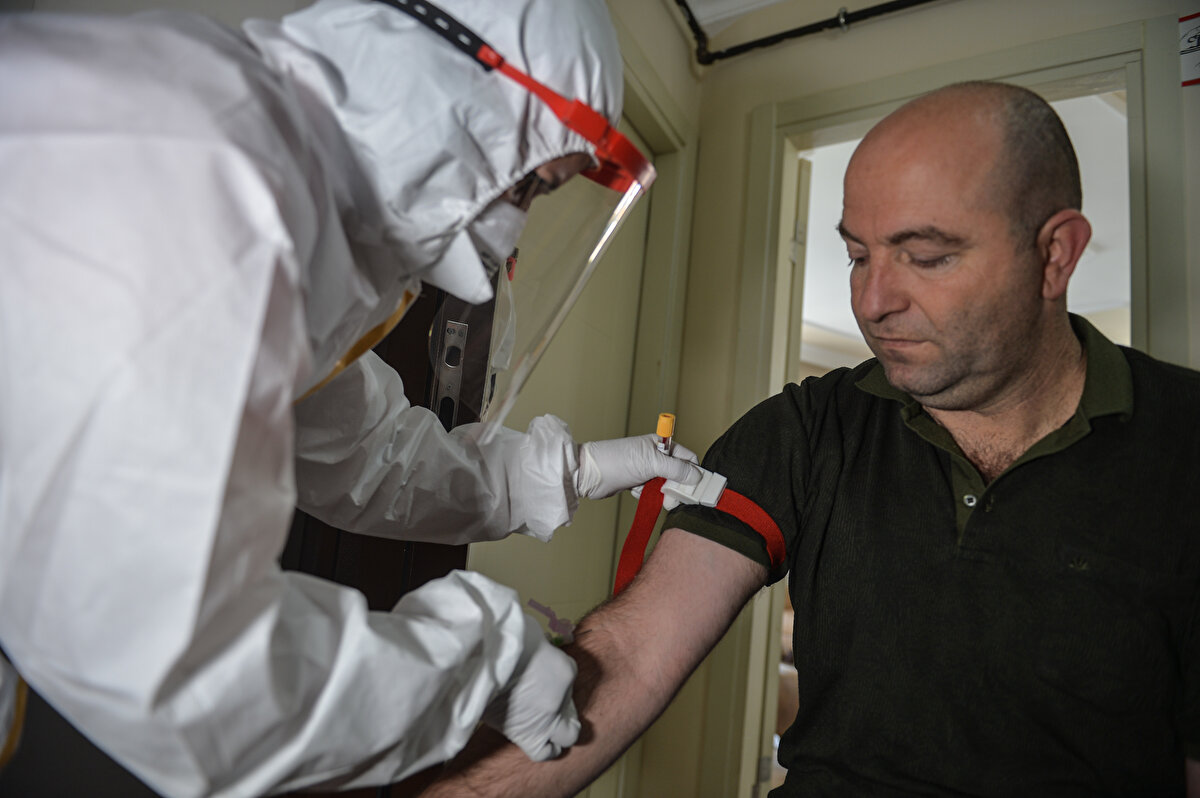 İstanbul'da da salgın başladığından bu yana sahada koronavirüs pozitif vaka ve temaslılarının takibini sürdüren bine yakın filyasyon ekibi, TÜİK'in İstanbul için belirlediği 8 bin 18 haneyi tek tek ziyaret ederek, örnekler toplamaya başladı. Örneklerin toplanması için hedef süre ise 5 ila 12 gün. 12 gün içinde örnek toplama işlemi bitirilecek ve numuneler peyderpey Kanuni Sultan Süleyman Eğitim ve Araştırma Hastanesi Merkez Laboratuvarı ve Kovid Tanı Merkezi'ne gönderilerek çalışılacak. 8 binden fazla numunenin sonuçlarının 20 Haziran'a kadar alınması hedefleniyor. Böylece İstanbul'un Kovid'e karşı bağışıklık oranı ortaya çıkmış olacak. Yaklaşık yarım milyonluk nüfusu ile şehrin en kalabalık ilçelerinden biri olan Sancaktepe'de, antikor tarama testleri için 81 hane belirlendi. Yaklaşık 8 filyasyon ekibiyle sahadan numune toplama işlemlerine başladıklarını anlatan Sancaktepe İlçe Sağlık Müdürü Dr. Mete Güngör, "Pandemi sürecinde önemli bir başarı elde edildi. Bu başarının devamlılığının sağlanması açısından bu saha çalışması planlandı. Filyasyon ekiplerimizin tamamı zaten filyasyon çalışmalarına halen devam ediyorlar. İstanbul genelindeki bine yakın ekip, aynı zamanda bu çalışmalara da iştirak edecek. Her ekipte bir hekim ve en az bir sağlık personeli belirlendi" dedi. 
