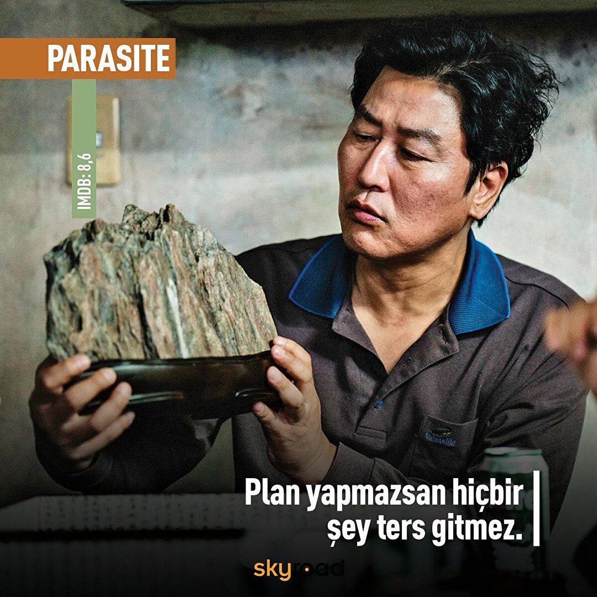 👥 Parazit: Film, yoksul bir ailenin zengin bir ailenin evine hizmetçi olarak girişi etrafında sınıf farklarını, kapitalizmi ve aile ilişkilerini ele alıyor. Korece adı ‘Gisaengchung’ olan Parazit, kara komedi, gerilim türünde yer alıyor.