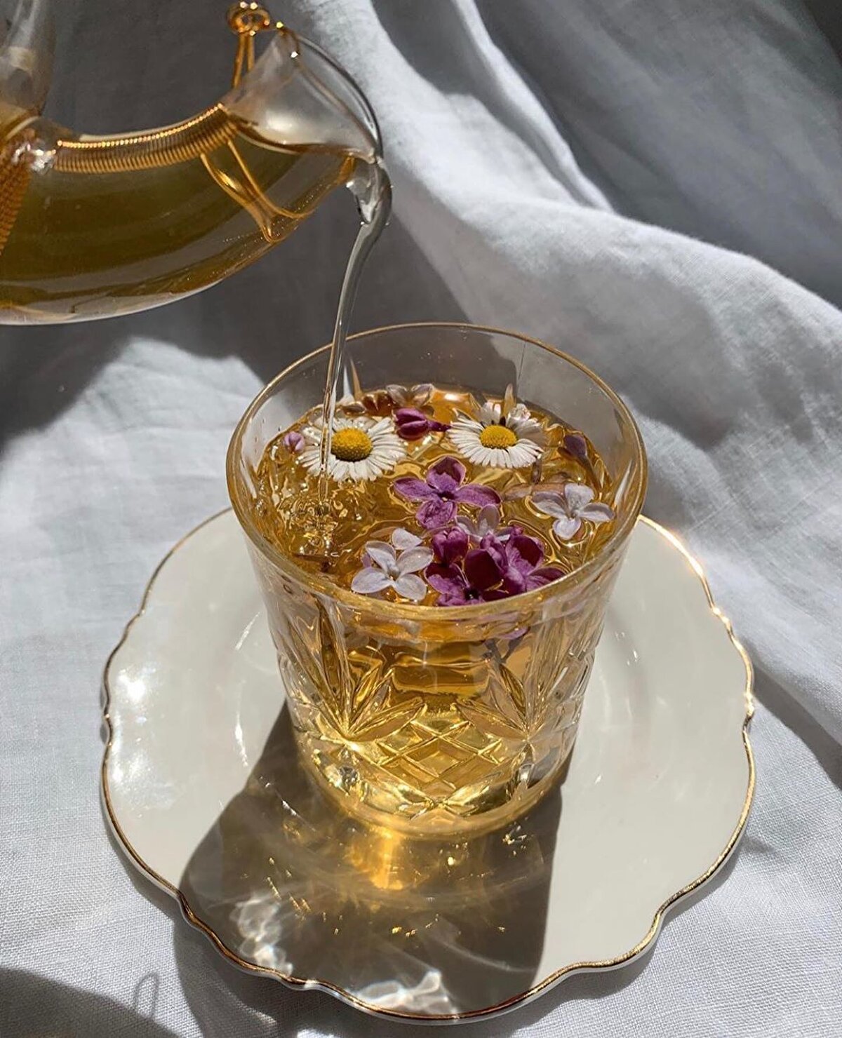 📌 Bitkilerden elde edilen çaylar yüzyıllardır dünyanın dört bir tarafında kaygı giderici, yatıştırıcı, uyku düzenleyici olarak kullanılıyor.