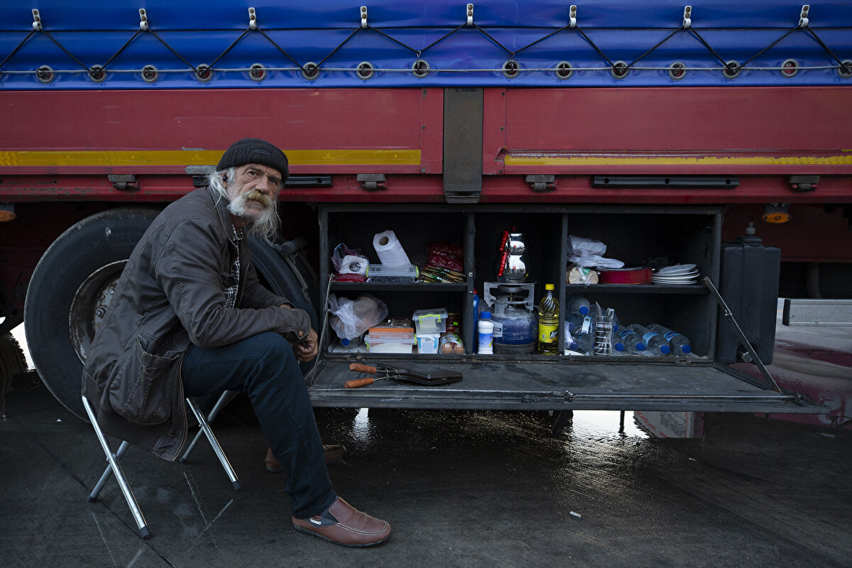 Türkiye'den Avrupa'nın birçok ülkesine ihraç ürünleri götüren tır şoförleri, evleri haline gelen tırlarda yemeklerini dorsede bulunan mutfaklarda hazırlıyor. Ankaralı 37 yıllık tır şoförü Alim Şuşutgil'in mutfağında genellikle peynir ve zeytin ile çay ve şeker bulunuyor. Yurt dışındayken ev yemeklerini özlediğini söyleyen Şuşutgil, En çok da kuru fasulye ve pilavı özlüyorum. Türkiye'ye girer girmez hangi lokantaya girsem kuru fasulye ve pilav istiyorum. diyor.