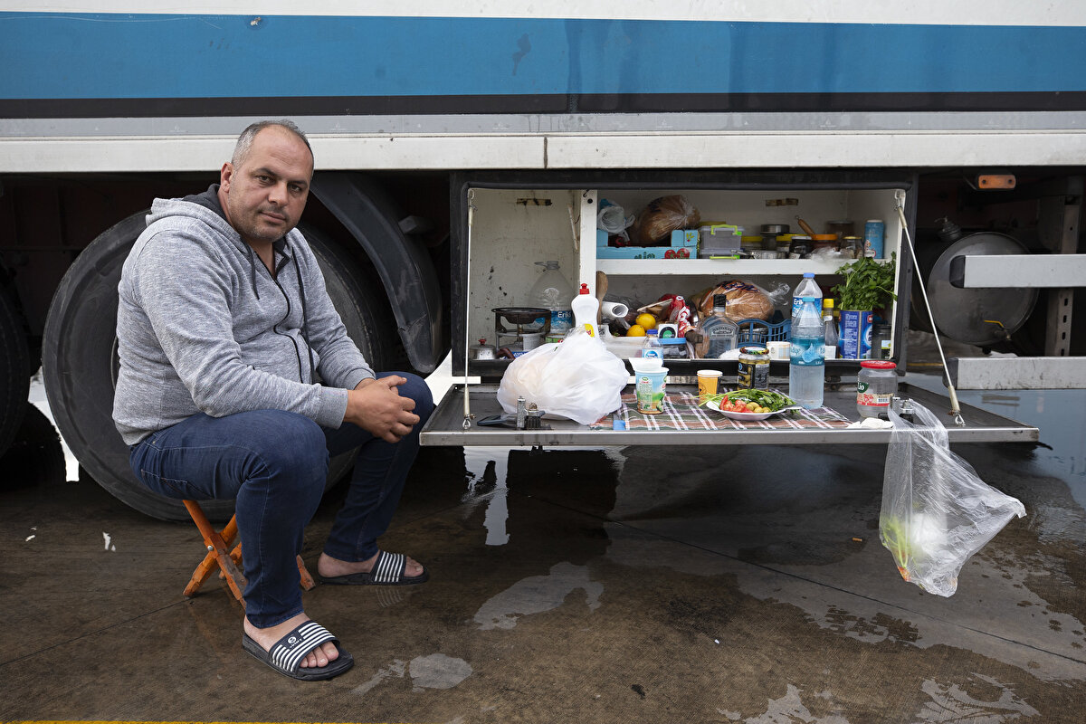 Türkiye'den Avrupa'nın birçok ülkesine ihraç ürünleri götüren tır şoförleri, evleri haline gelen tırlarda yemeklerini dorsede bulunan mutfaklarda hazırlıyor. Hataylı tır şoförü Semir Kondakçı, mutfağında sebze, meyve, kuru gıda ve bakliyat bulundurduğunu, seyahatlerde Hatay'ın et yemeklerini çok özlediğini belirtiyor.