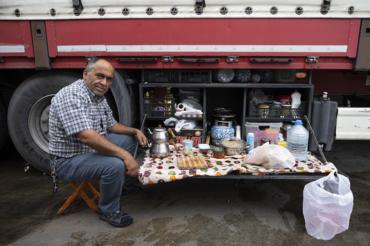 Türkiye'den Avrupa'nın birçok ülkesine ihraç ürünleri götüren tır şoförleri, evleri haline gelen tırlarda yemeklerini dorsede bulunan mutfaklarda hazırlıyor. Kayserili tır şoförü Mehmet Üstündağ, mutfağında genellikle kahvaltılık bulunduruyor. Şoför arkadaşlarıyla bir araya geldiklerinde sıcak yemek yaptıklarını belirten Üstündağ, Ev yemeklerinden en çok Kayseri mantısını özlüyorum. diyor.