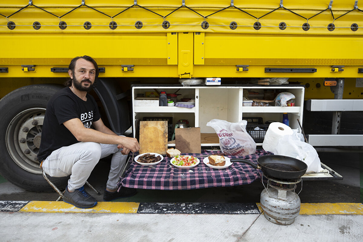Türkiye'den Avrupa'nın birçok ülkesine ihraç ürünleri götüren tır şoförleri, evleri haline gelen tırlarda yemeklerini dorsede bulunan mutfaklarda hazırlıyor. Trabzonlu tır şoförü Taner Kalfa, tüm yemeklerini mutfağında hazırladığını, yolculuğun süresine göre erzak stoğu yaptığını belirtiyor. Yurt dışındayken en çok Karadeniz Hamsisini özlediğini söyleyen Kalfa, Hamsi özlenmez mi ? Vazgeçilmezlerimden biri hamsi. Bizim memleketin balıkları daha lezzetli geliyor. diyor.