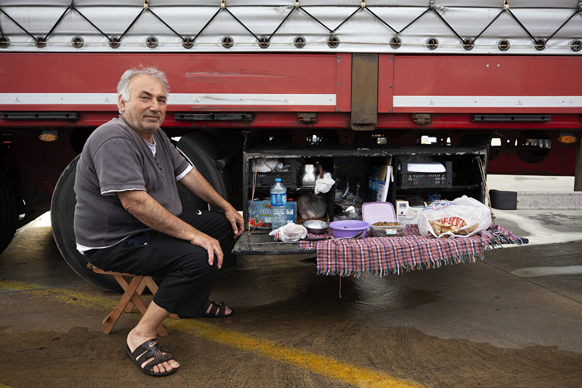 Türkiye'den Avrupa'nın birçok ülkesine ihraç ürünleri götüren tır şoförleri, evleri haline gelen tırlarda yemeklerini dorsede bulunan mutfaklarda hazırlıyor. Mersinli 36 yıllık tır şoförü İhsan Eker, mutfağından ekmek, sebze, çay ve şekeri eksik etmediğini, yolculuklarda Mersin'in fındık lahmacun ve humus yemeğini özlediğini söylüyor.
