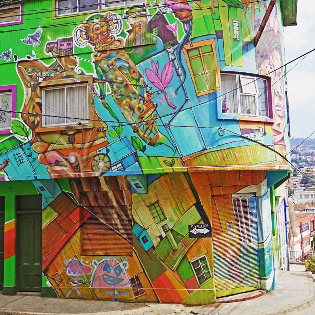 ⛰Valparaiso'nun kültürel simgelerinden kabul edilen Alegre Tepesi, sokak sanatlarının bulunduğu ve restoranlanlarla çevrili efsanevi bir tepe. Buraya da Sotomayor Meydanı'ndaki Peral asansörüyle ulaşılabiliyor. Her sokakta resim, müzik ya da şiirleriyle çeşitli türlerde sanatlarını icra eden yerel sanatçılarla karşılaşıyor insan. Buradaki yabancı sanatçılar ve ziyaretçilerle birlikte tepede büyülü, çok kültürlü bir ortam oluşuyor. 