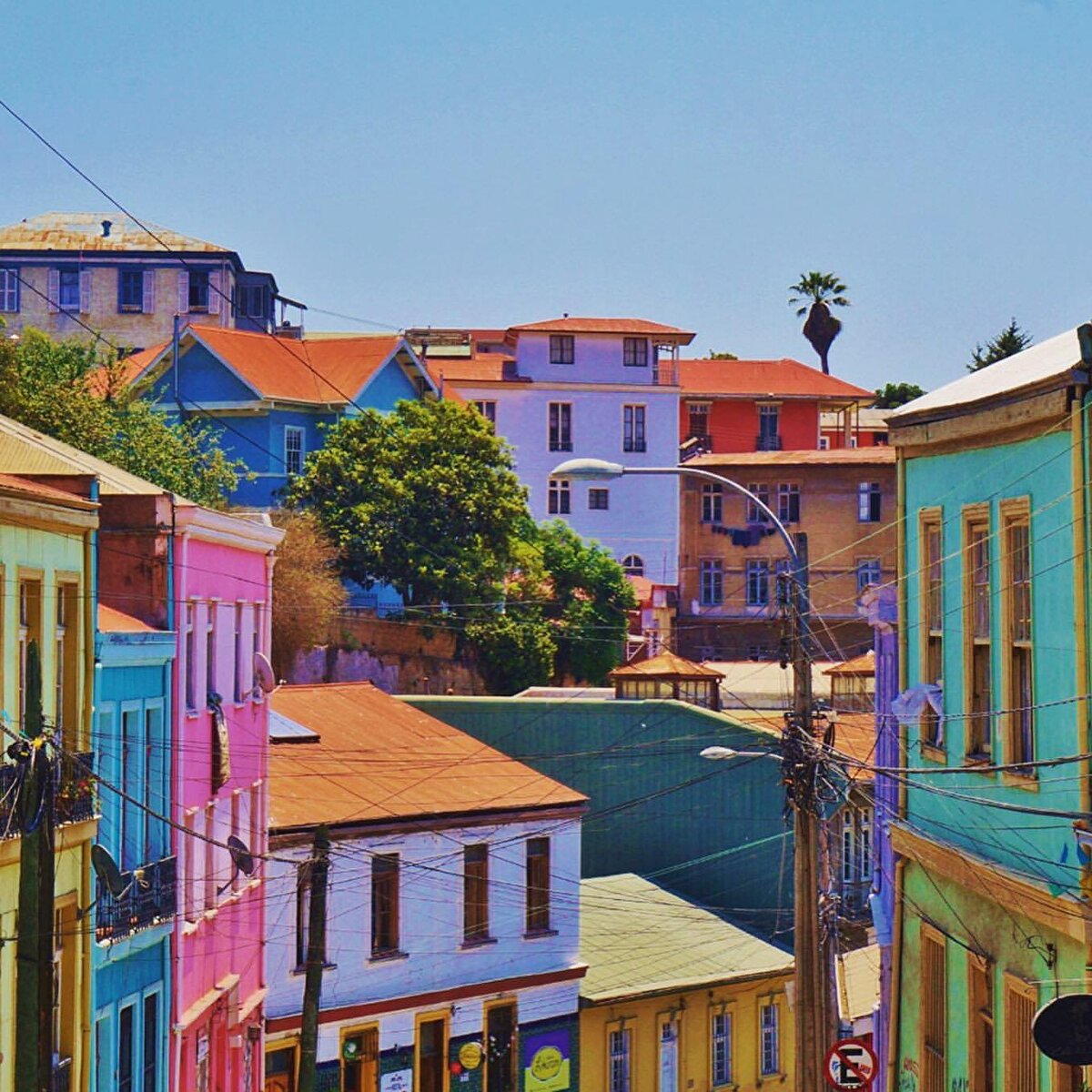 ☀🏔Valparaiso'nun tepelerindeki seyir teraslarından okyanusa doğru gün batımını seyretmenin verdiği hazzı tarif etmek zor. Ancak sahil şeridinden şehre bakarak gün batımını seyretmek de oldukça ilginç. Gün batarken tepeleri saran rengârenk evlerin kademe kademe solan renklerini gözlemlemek, insanı zaman ve değişim üzerine düşüncelere daldırıyor.