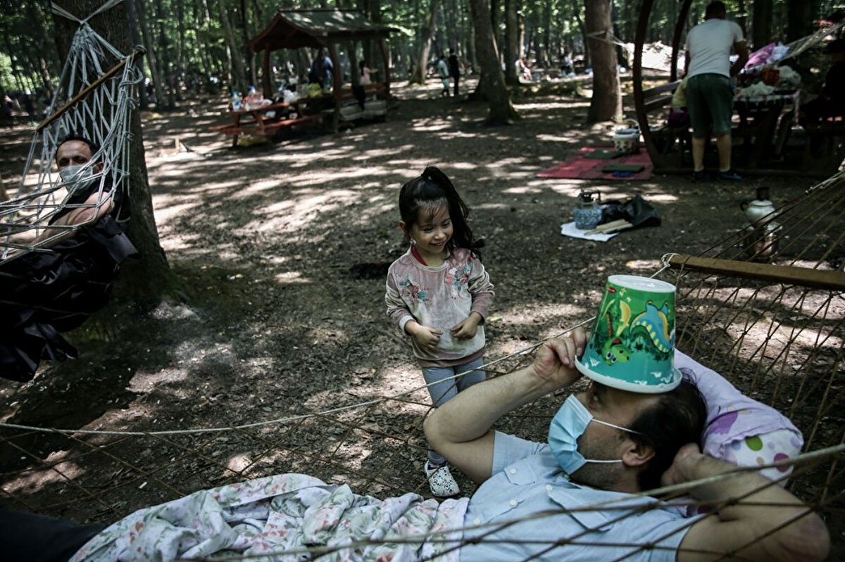 Kızı Duygu ve ailesi ile pikniğe gelen Cihan Hamza ise, “Babalar Günü pikniğine geldik. Ailecek yasak yok diye piknik yapalım dedik, yılın ilk pikniği bizim için. İnşallah virüs bir an önce biter de daha da rahat ederiz. Çok kalabalık burası, biraz girişlerde trafik var ama içerisini beklediğimden daha kalabalık gördüm” dedi. 