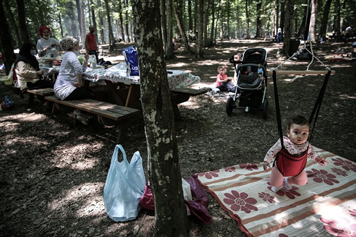 Ormanın içinde ise boş masa kalmadı. Piknik alanında yanlarında getirdikleri sandalye ve örtülerle kendilerine yer hazırlayanlar olduğu görüldü. Hamakta keyif yapanlar, top oynayanlar, çocuklarıyla vakit geçirenlerin büyük bir çoğunluğunun maske kuralına uyduğu görüldü. 
