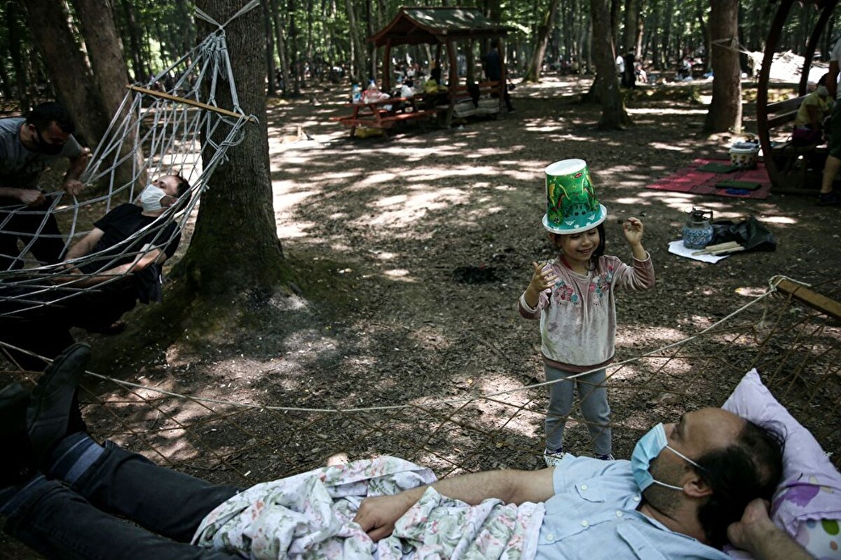 Pikniğe gelen Demiralp Denk’in aracı hararet yapınca yolda kaldı. Denk, “Girişte biraz trafik vardı, dur kalk, dur kalk motor yoruldu. Yarım saat trafikte bekledik girişte, sonra girişe 10 metre kala arabayı buraya ittik” dedi. 