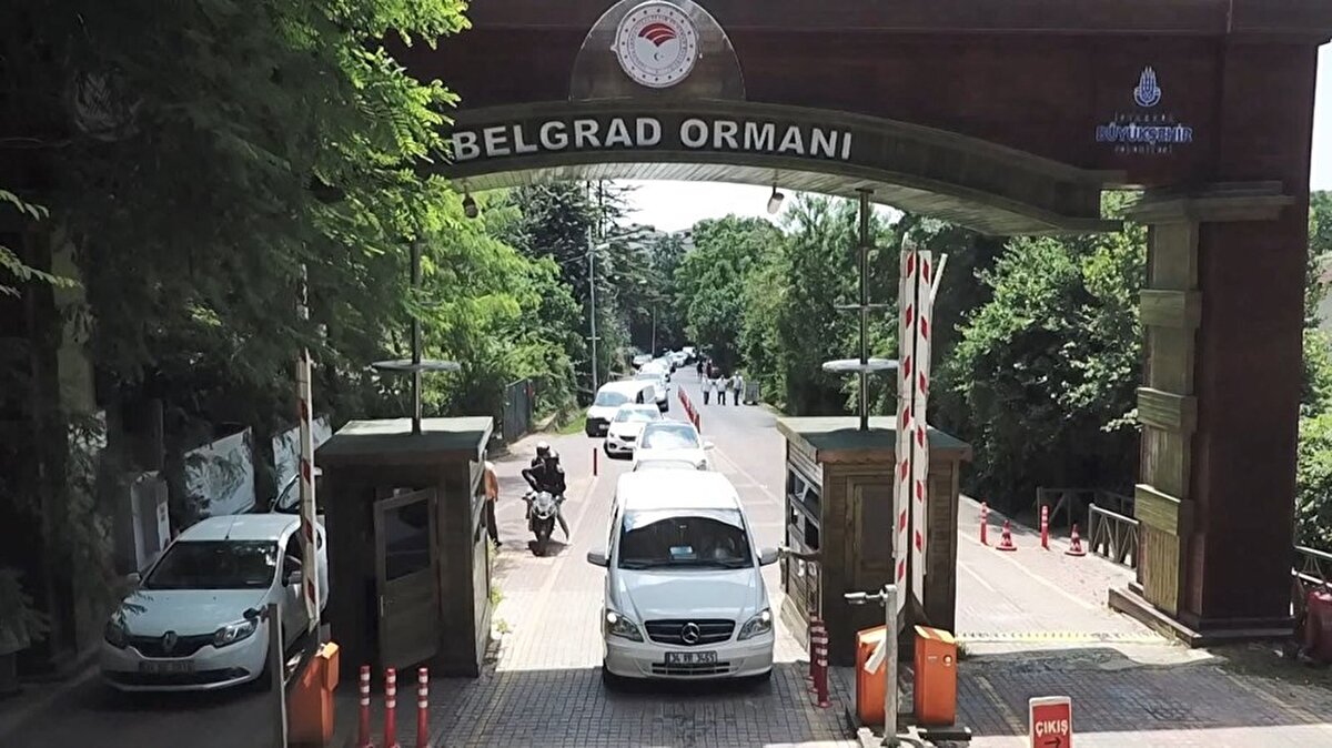 Belgrad Ormanı'nın girişinde araçlardan bulunanların ateş ölçümü görevliler tarafından yapıldı. Görevliler ayrıca maske uyarısında bulundu. 