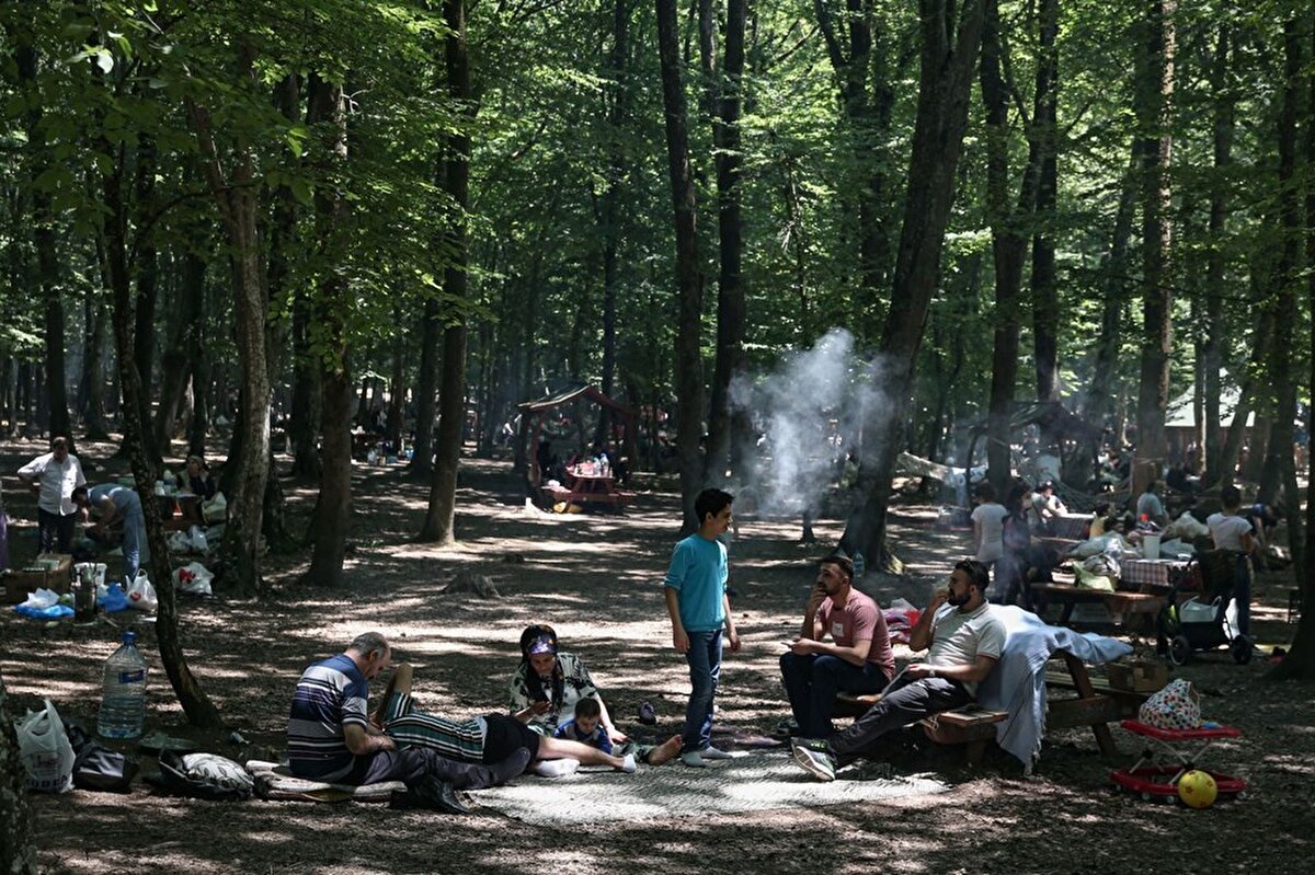 Ancak çocukların maske takmadığı görüldü. Piknikçilerin çoğu ise sosyal mesafe kuralına uymadı. 
