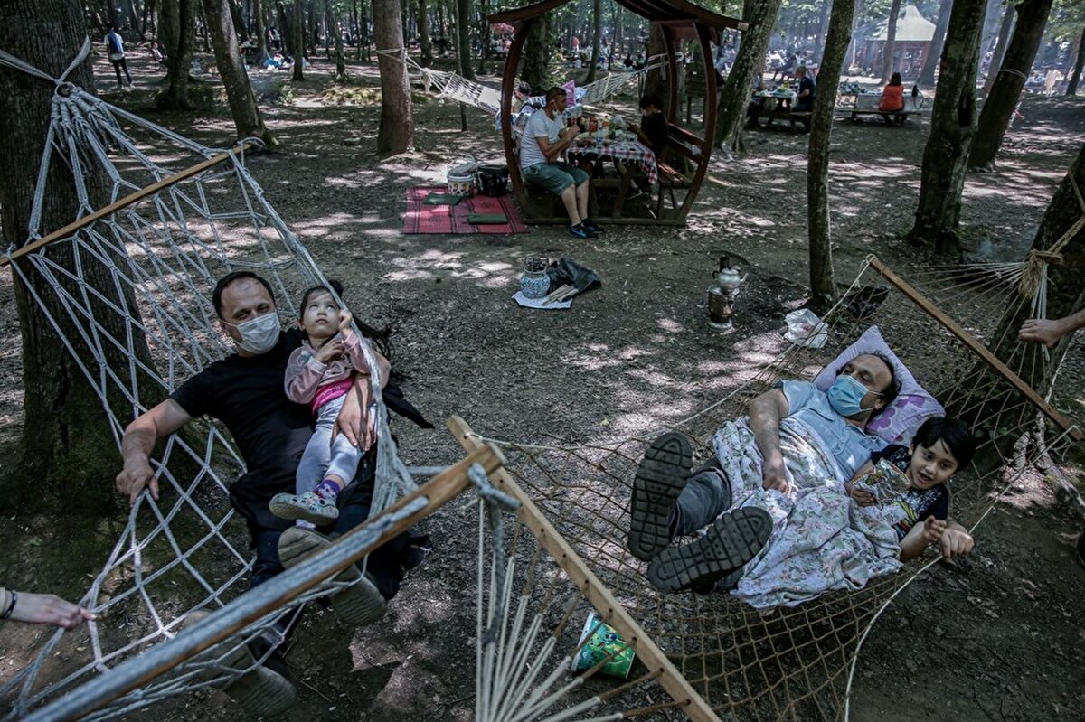 Çocuğu ile birlikte hamak keyfi yapan Ahmet Yılmaz, “Aylar sonra, ilk defa pikniğe çıktık. Biz sabah 9 gibi geldik, girişler rahattı” dedi.  Melik Çakır ise, kızıyla birlikte hamak keyfi yaparak, “Sabah erken geldik, rahat girdik içeriye. Aylar sonra ilk defa çıktık, daha önce çıkmadık hiç” diye konuştu. 