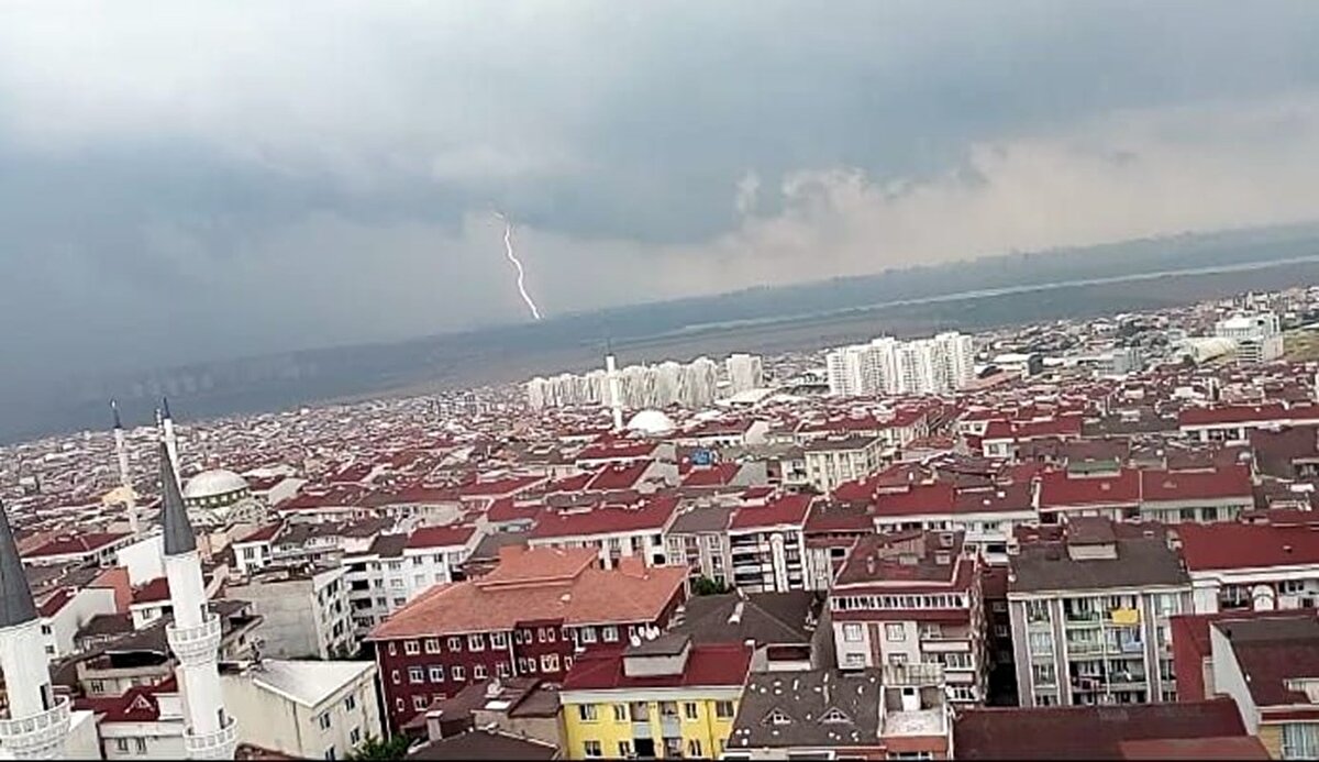 Meteoroloji Genel Müdürlüğü'nün uyarılarının ardından İstanbul'da beklenen yağış başladı.