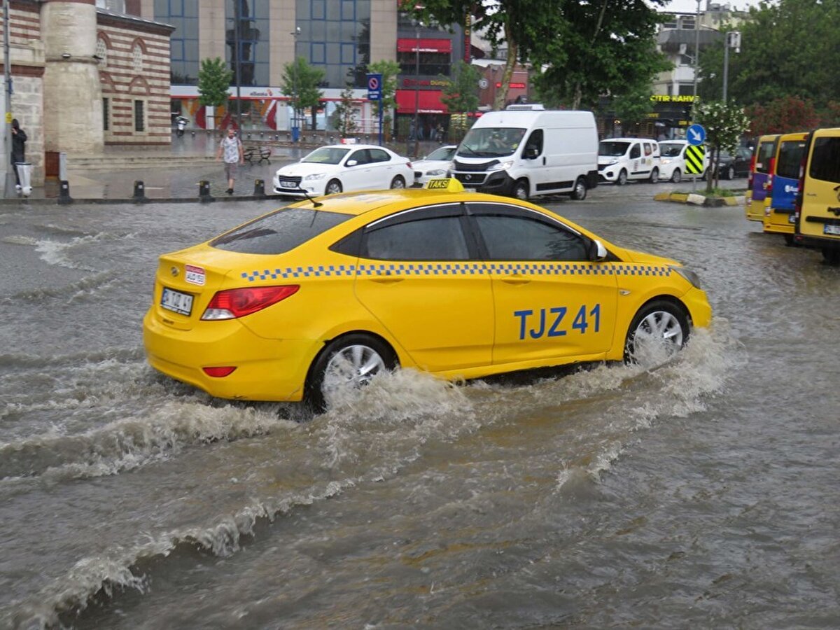 İstanbul'da sağanak yağış hayatı olumsuz etkiledi.