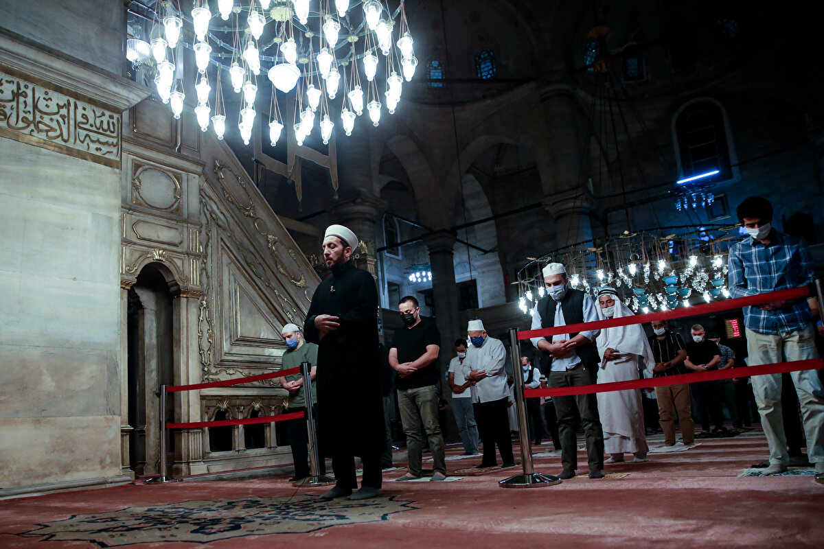 Diyanet İşleri Başkanlığınca yeni tip koronavirüs önlemleri kapsamında 16 Mart'ta camilerde toplu ibadet ve faaliyetlere ara verilmesiyle tarihi bir sessizlik yaşayan cami cemaati 29 Mayıs'ta cuma namazıyla cemaatine kavuşmuş, öğle ve ikindi vakitleri ile cuma namazları bu tarihten itibaren cemaatle kılınmıştı.